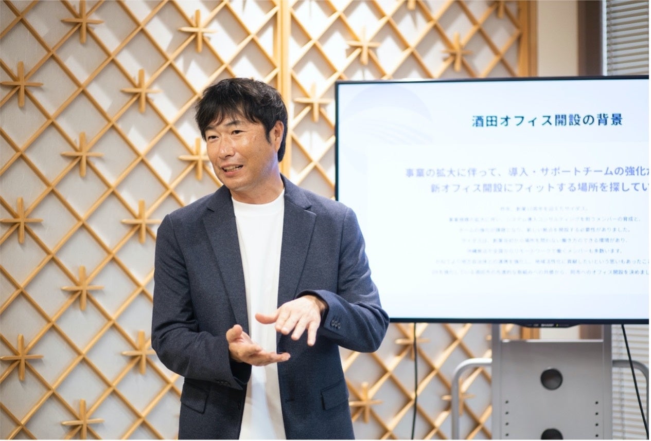 オフィス開設の背景を語る松田晋