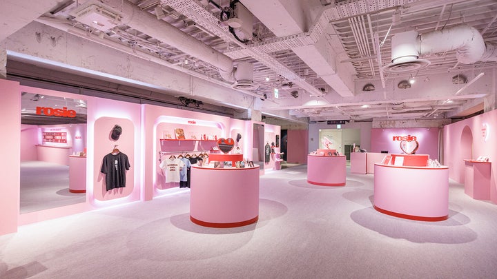 BLACKPINK ロゼ】ポップアップストアが西武渋谷モヴィーダ館にオープン BLACKPINK ロゼ】ポップアップストアが西武渋谷モヴィーダ館にオープン