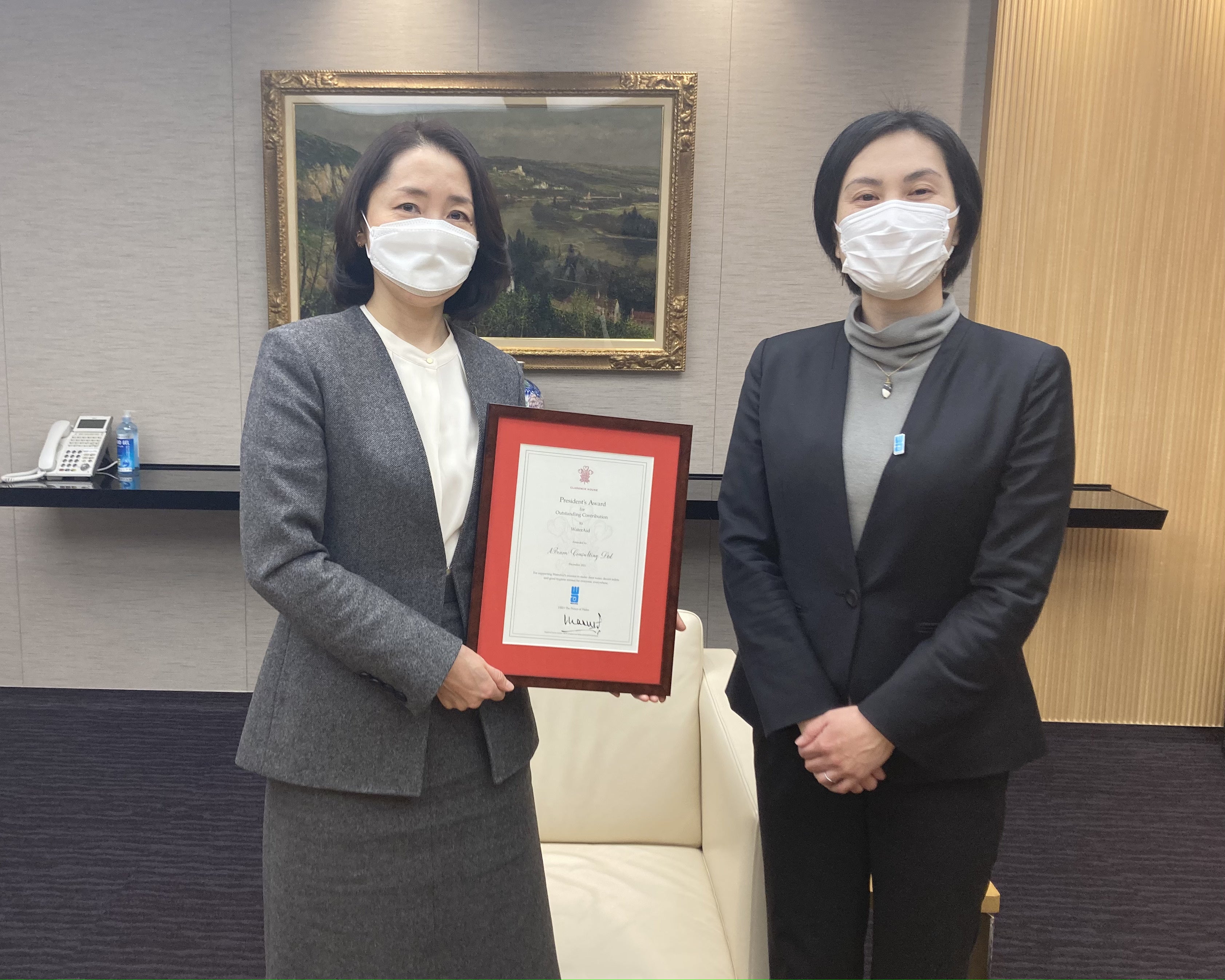 プレジデントアワードを受け取るアビームコンサルティング株式会社 サステナビリティーユニット長 執行役員 プリンシパルの岩井かおり氏（左）とウォーターエイドジャパン事務局長高橋郁（右）