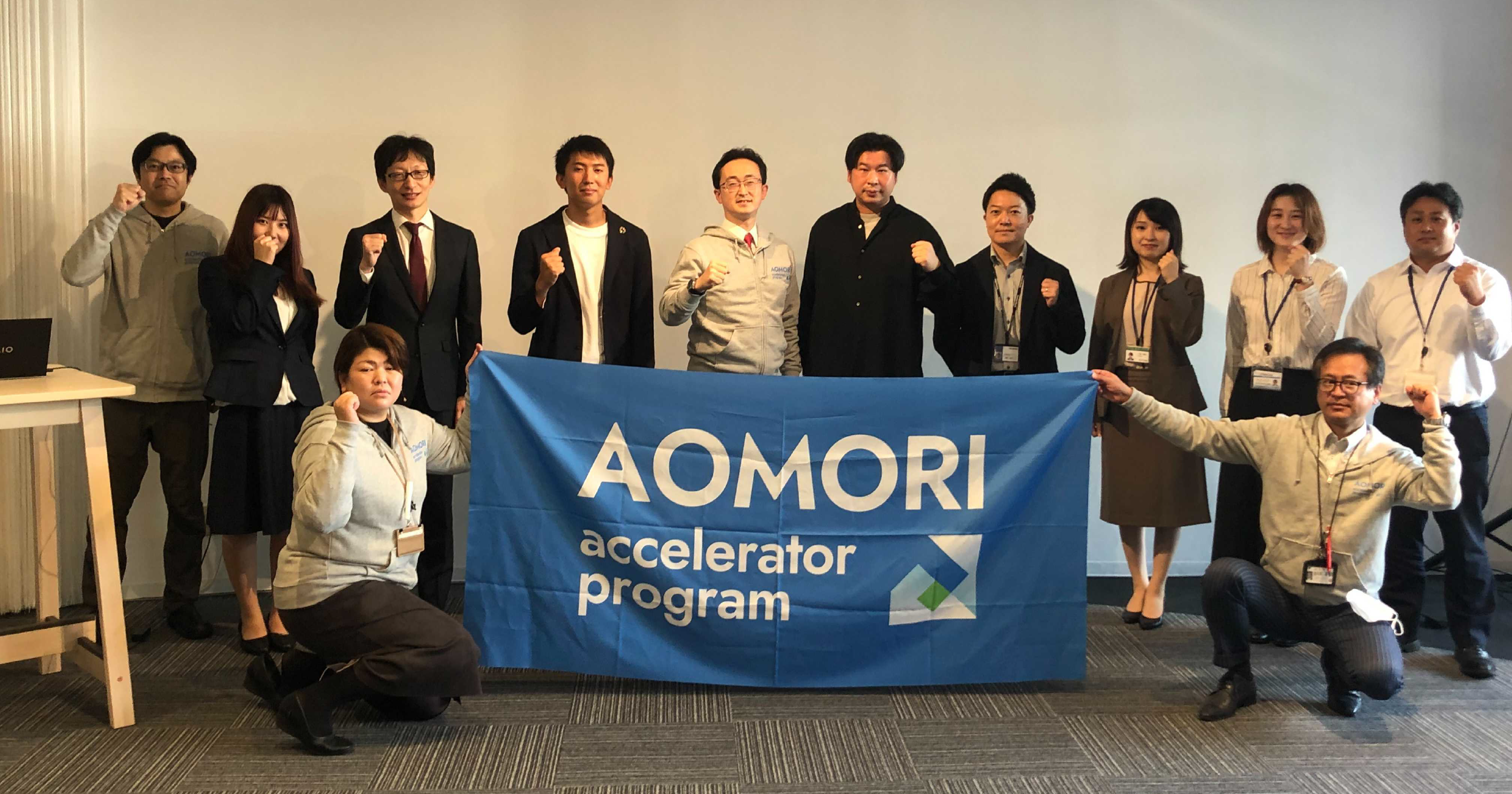 小野寺晃彦青森市長と採択者、支援機関、事務局メンバー