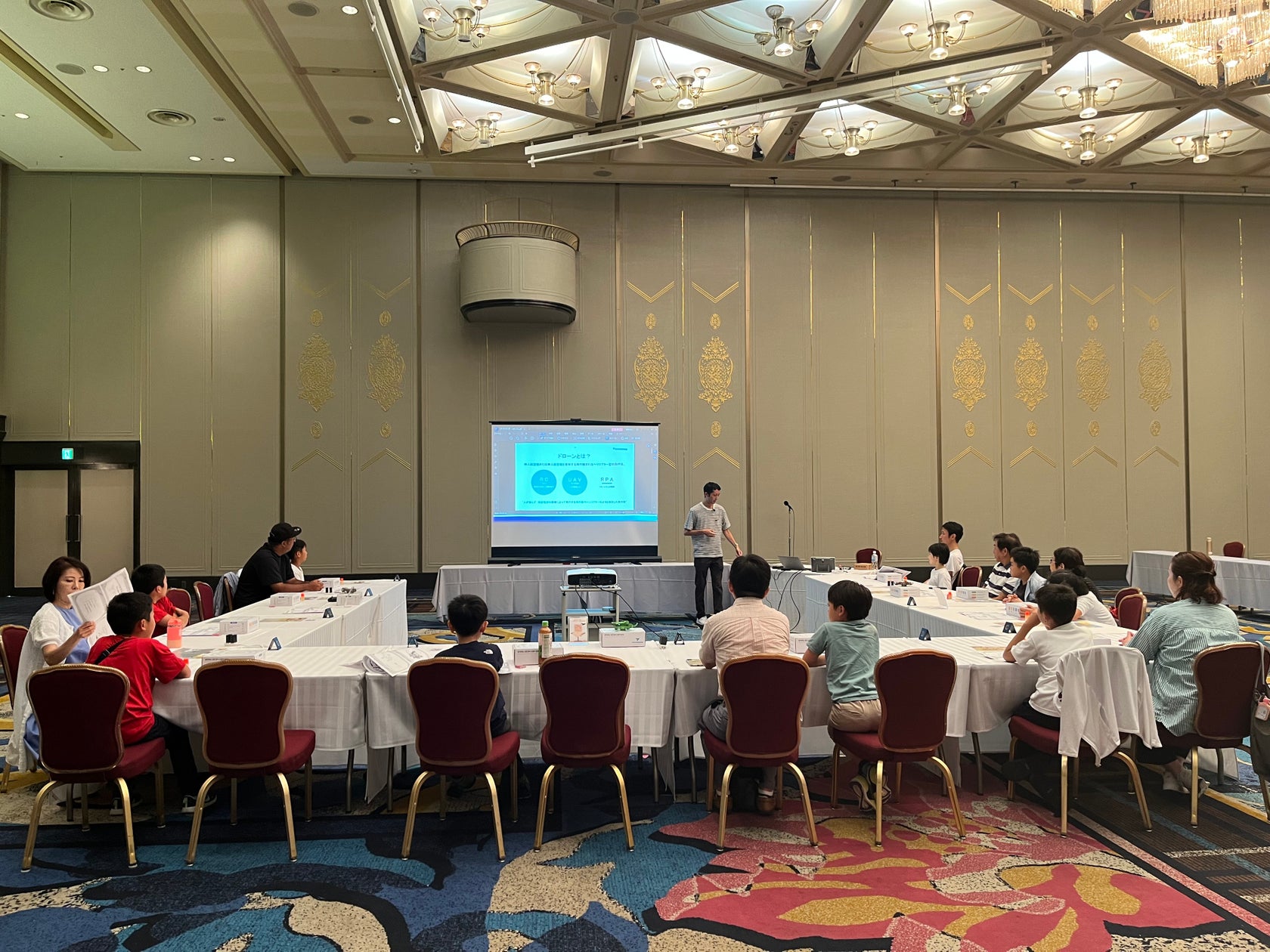 子どもの探究心を刺激!神戸ポートピアホテルで日本初の「ペーパークラフトドローン」体験会が開催 | 株式会社Binarity Bridgeのプレスリリース