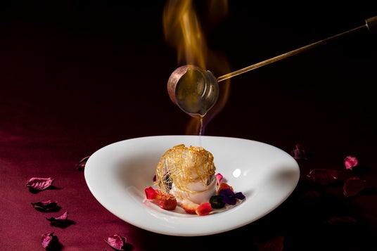 【母の日にフランベパフォーマンスのスイーツプレゼント】ディナーをご利用の女性のお客様限定でスペシャルディナースイーツをプレゼント | 沖縄・ラグナガーデンホテル 【母の日にフランベパフォーマンスのスイーツプレゼント】ディナーをご利用の女性のお客様限定でスペシャルディナースイーツをプレゼント | 沖縄・ラグナガーデンホテル