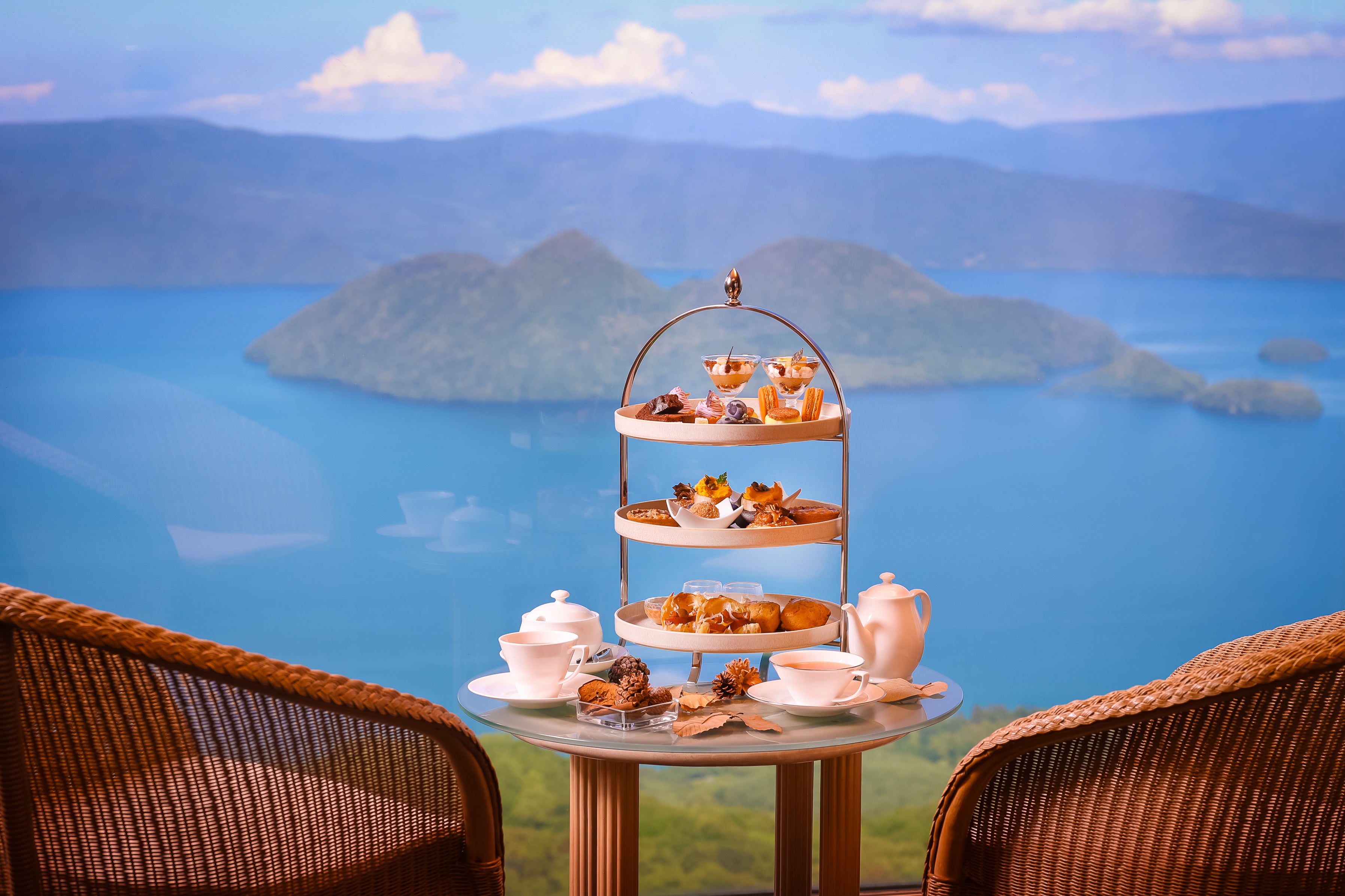 天空のダイニングで味わう秋のご褒美。「CIEL et NUAGE」洞爺湖を見渡す天空の特等席。紅葉シーズンを楽しむ秋限定アフタヌーンティーが登場