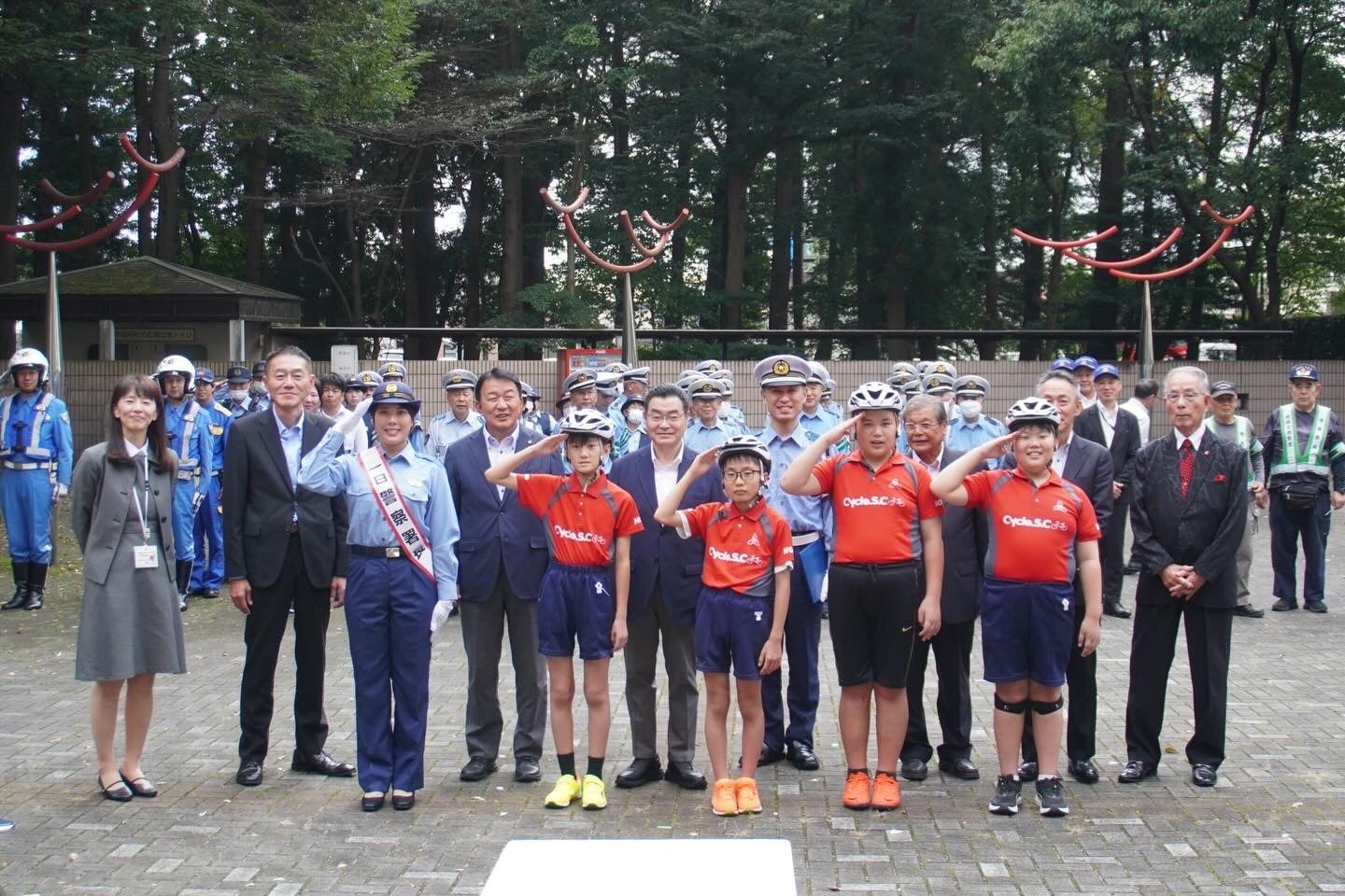 元自転車競技日本代表・中村妃智（JPF所属）と野田市立中央小学校の児童が野田警察署の「一日警察署長」に就任