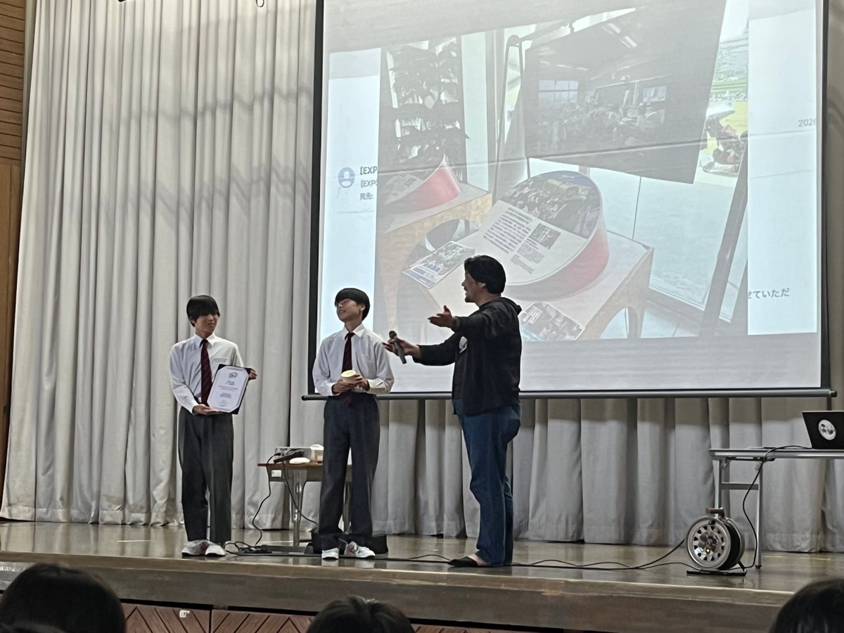 遊佐中の生徒たちにも賞状とトロフィーを手渡し、自分たちの行動を「実感」してもらった