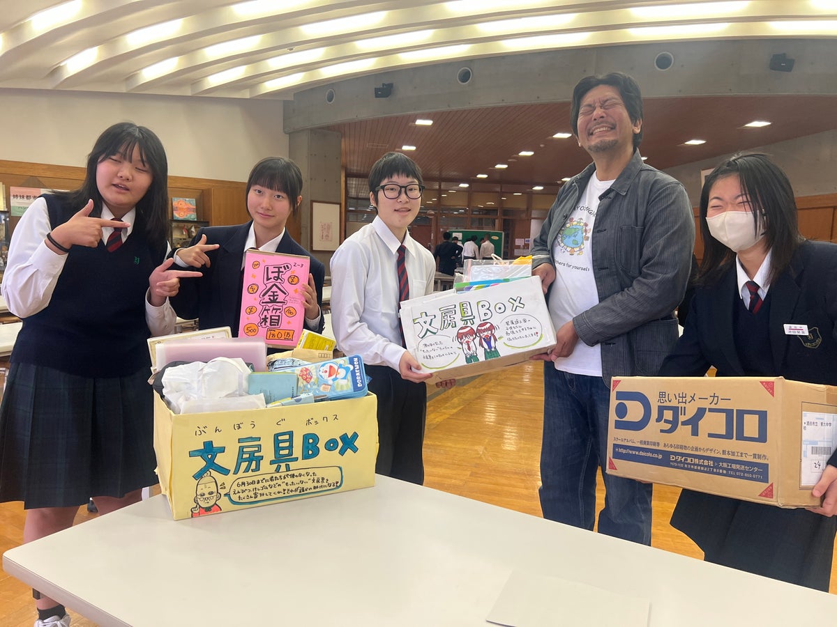 文房具を集めた遊佐中の生徒たち