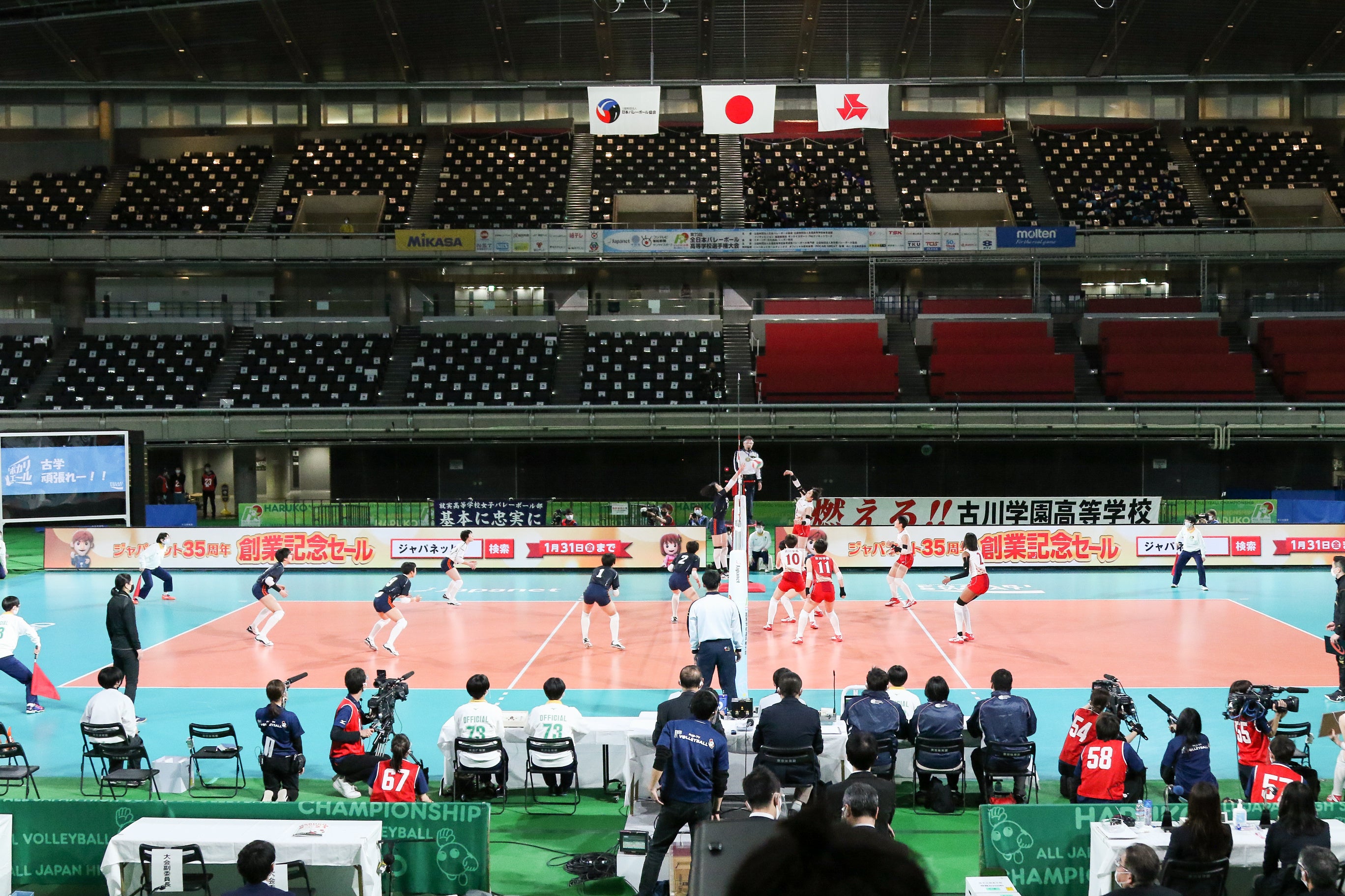 コート脇を彩るLED看板（2021年実績）