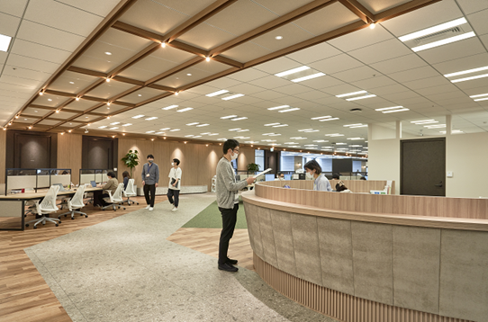 円状卓の総務カウンター オープンな造りで気軽に話しかけられるようにしています。