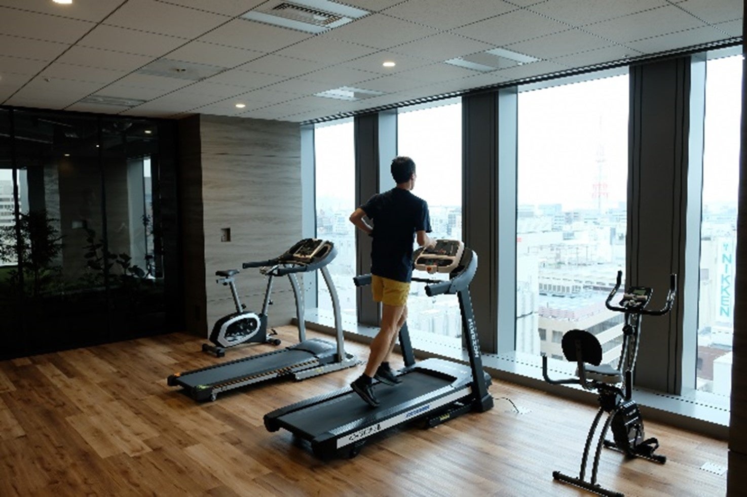 24時間使用可能なフィットネスエリア 隣には健康相談エリアも併設しています。