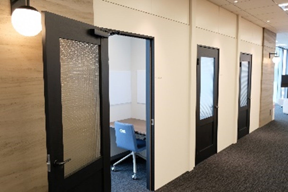 個人ブース withコロナを意識し、個人でのオンライン会議参加に適した場所を用意しています。