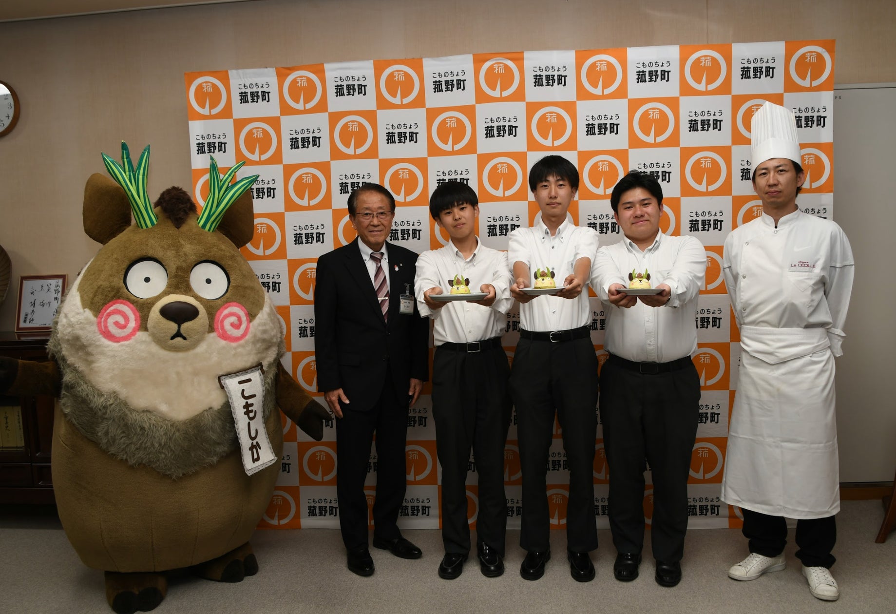 高校生×地元ケーキ店が共同開発!特産「真菰」と観光協会公式キャラ「こもしか」をモチーフにした新洋菓子が完成、町長へ報告 | 菰野町のプレスリリース
