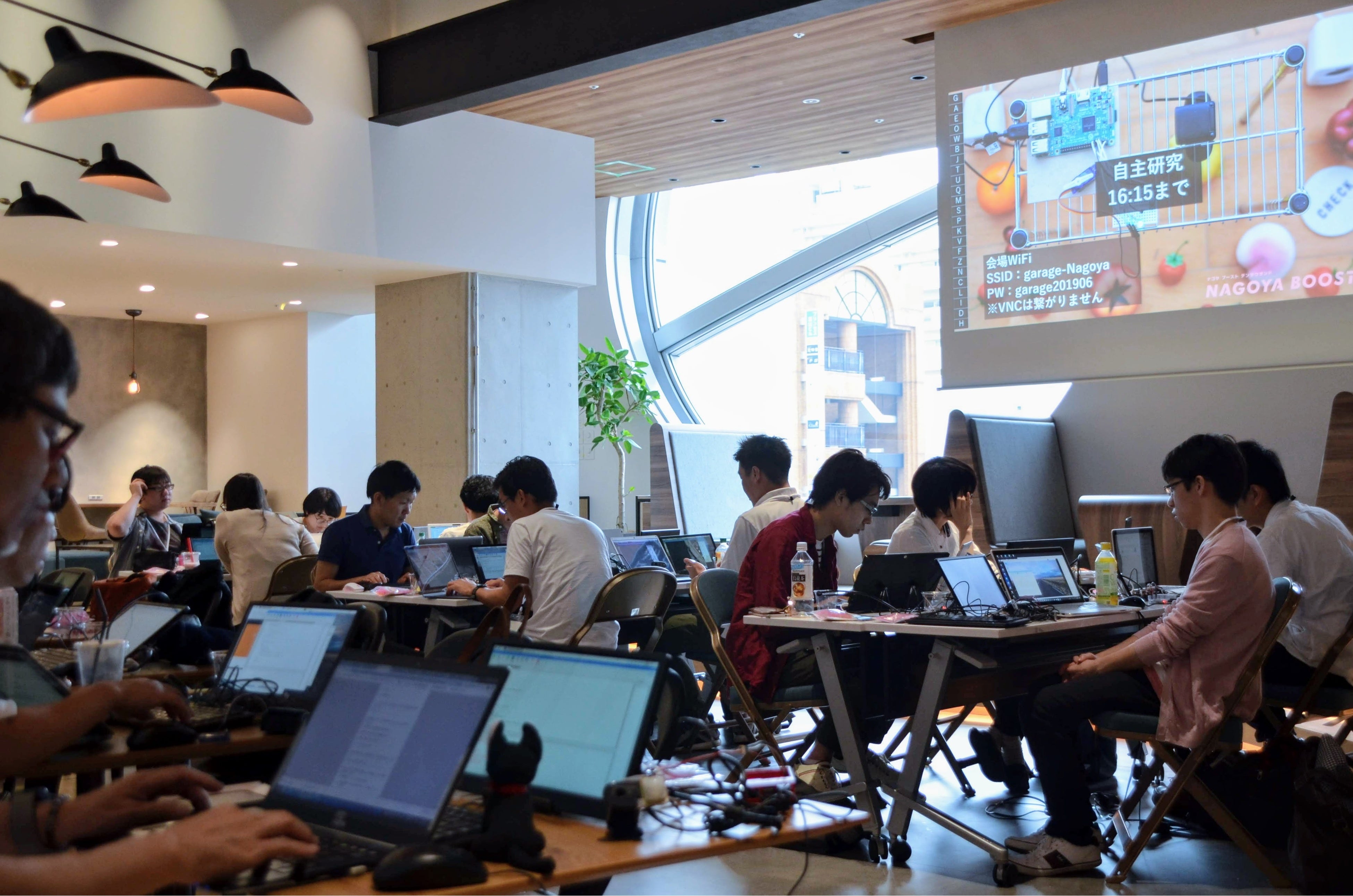 学習内容をもとに、自らのアイデアを形にする。制作過程も講師がフォローします。