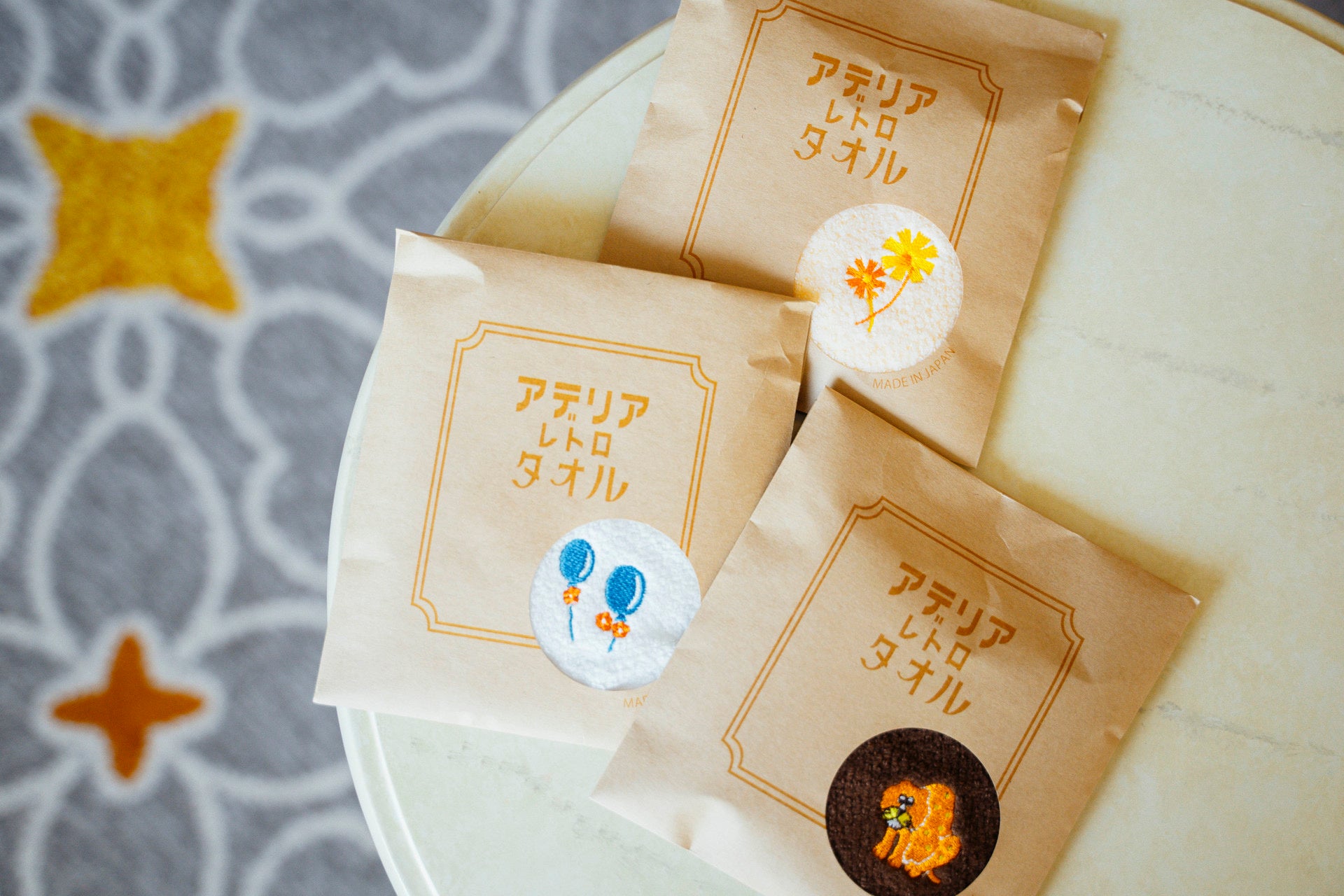 「アデリアレトロ」のタオルハンカチ