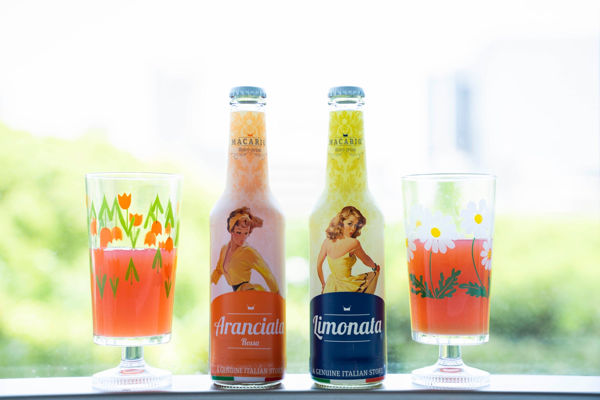 「アデリアレトロ」のグラスとマカリオソーダ