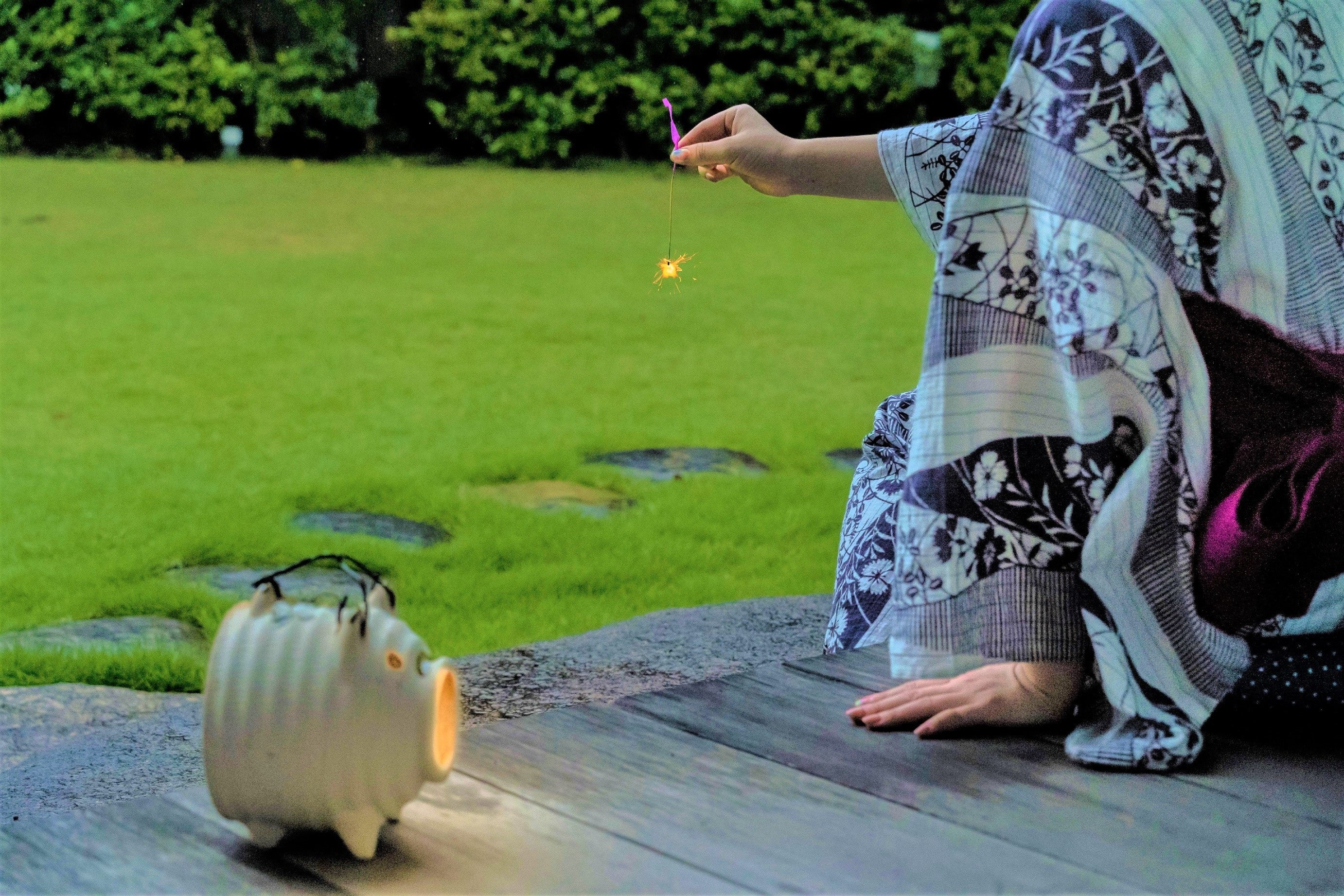 浴衣で花火を楽しむ様子 イメージ