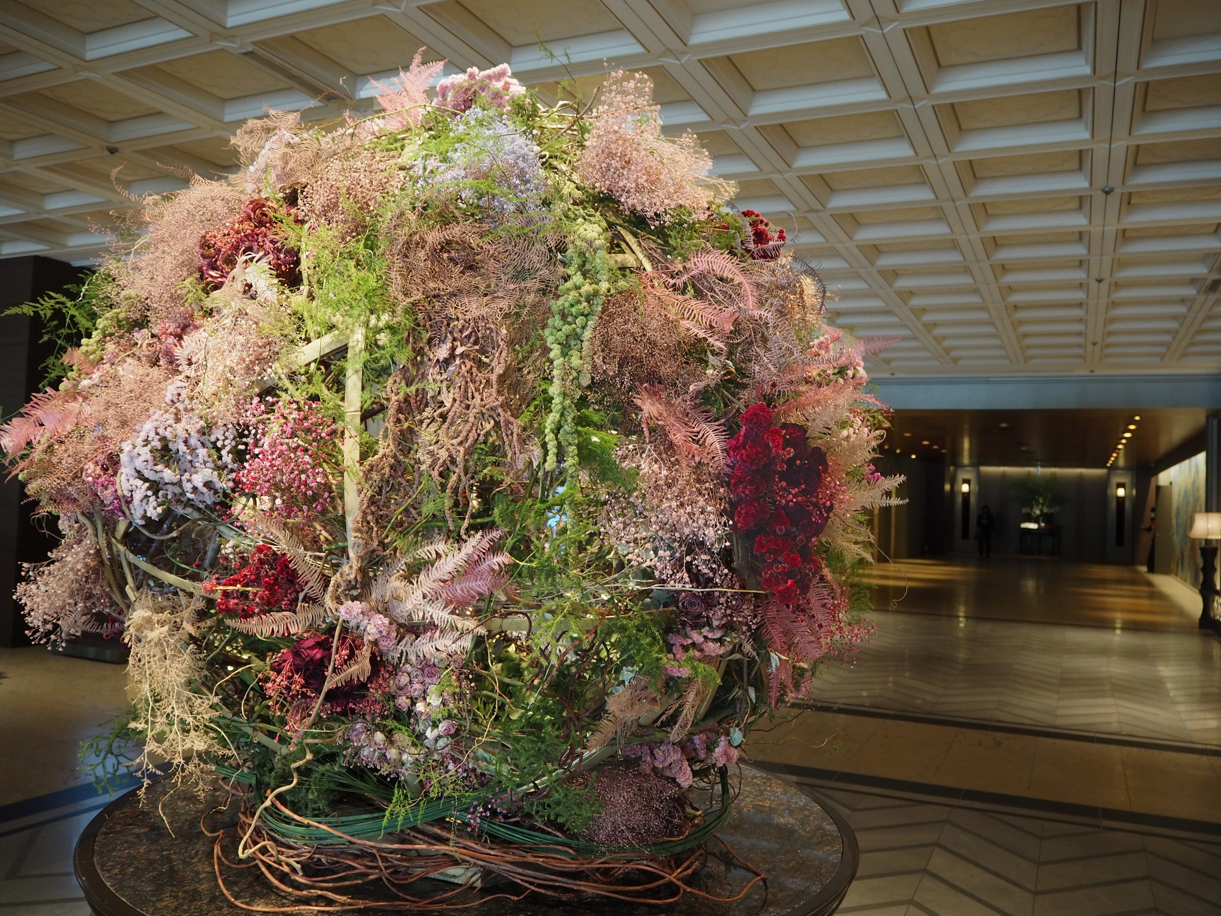ロスフラワーを使用したロビー装飾