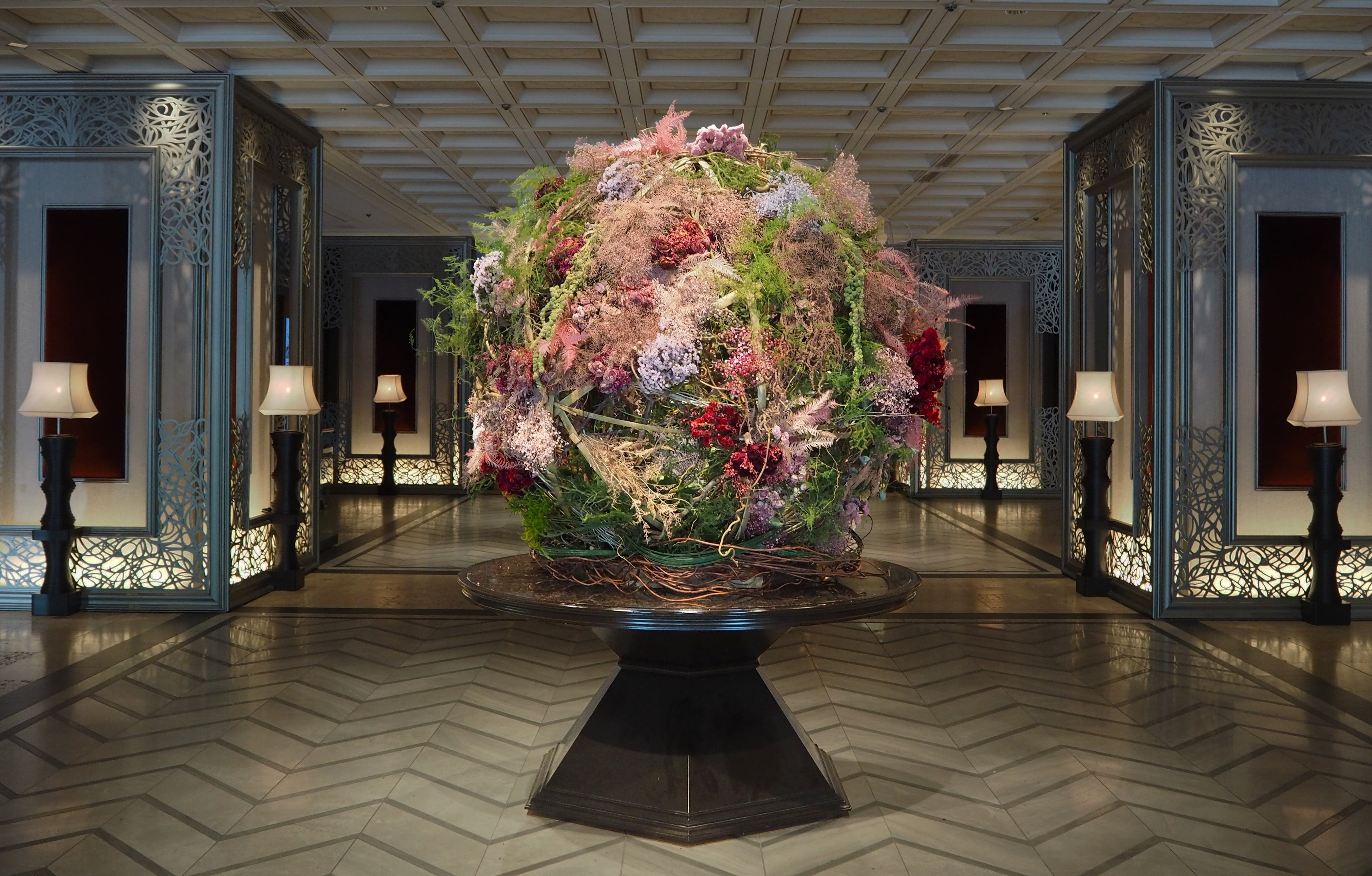 ロスフラワーを使用したロビー装飾がお出迎え