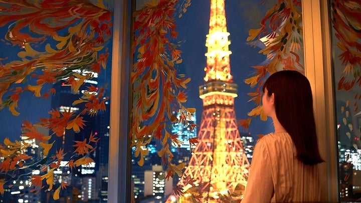 大迫力の東京タワーと東京の夜景とともに