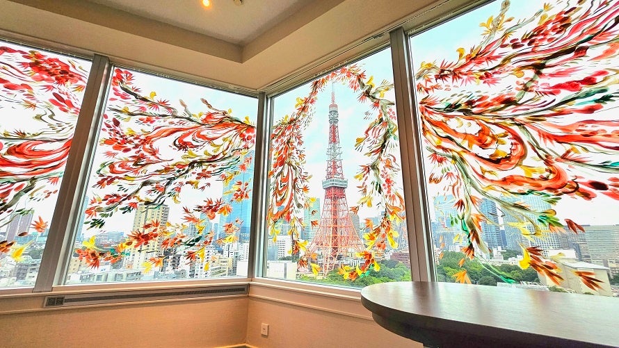 窓一面に彩られたアートと東京タワーの絶景体験