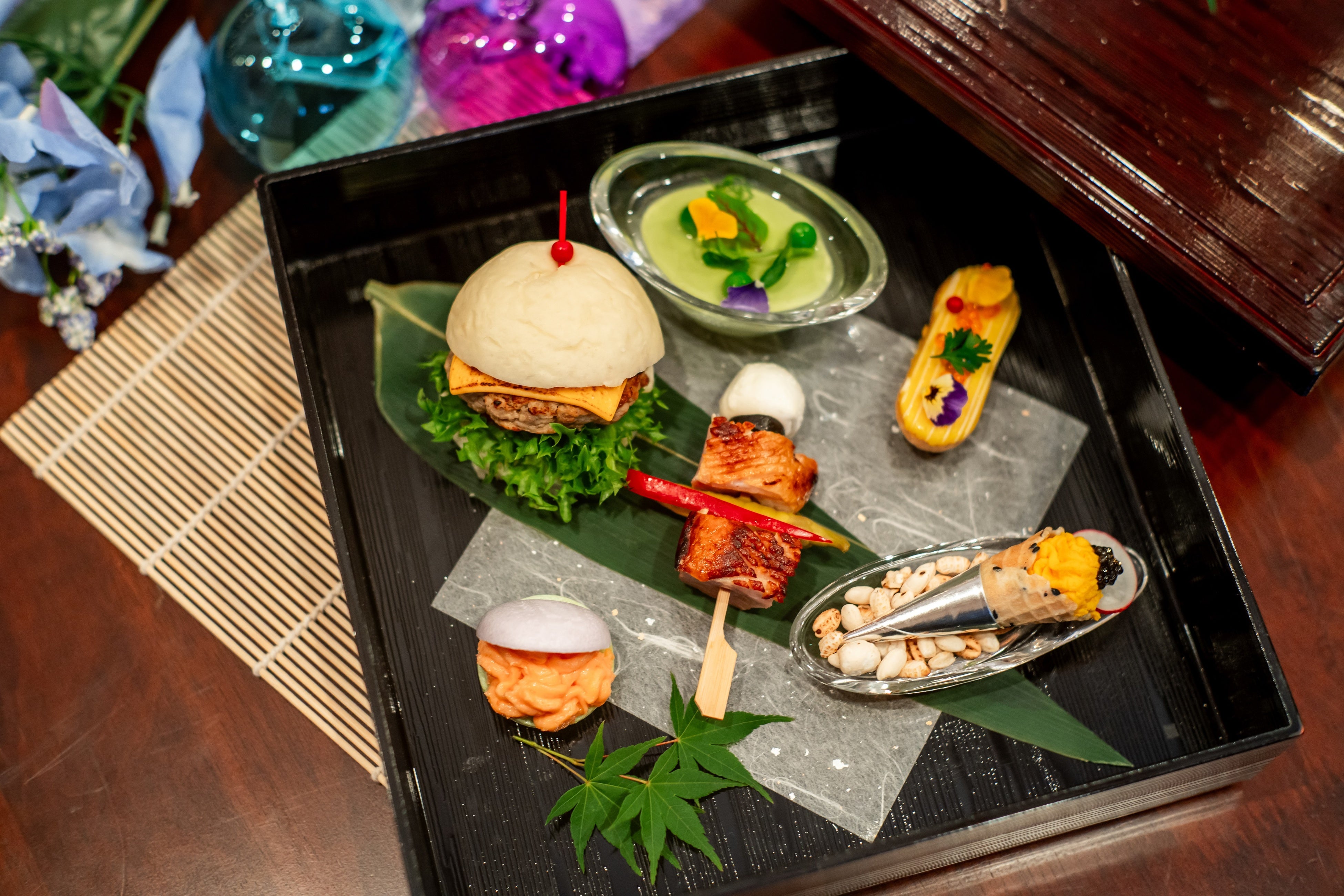 米粉バーガーや鴨スモークなどのフードプレート