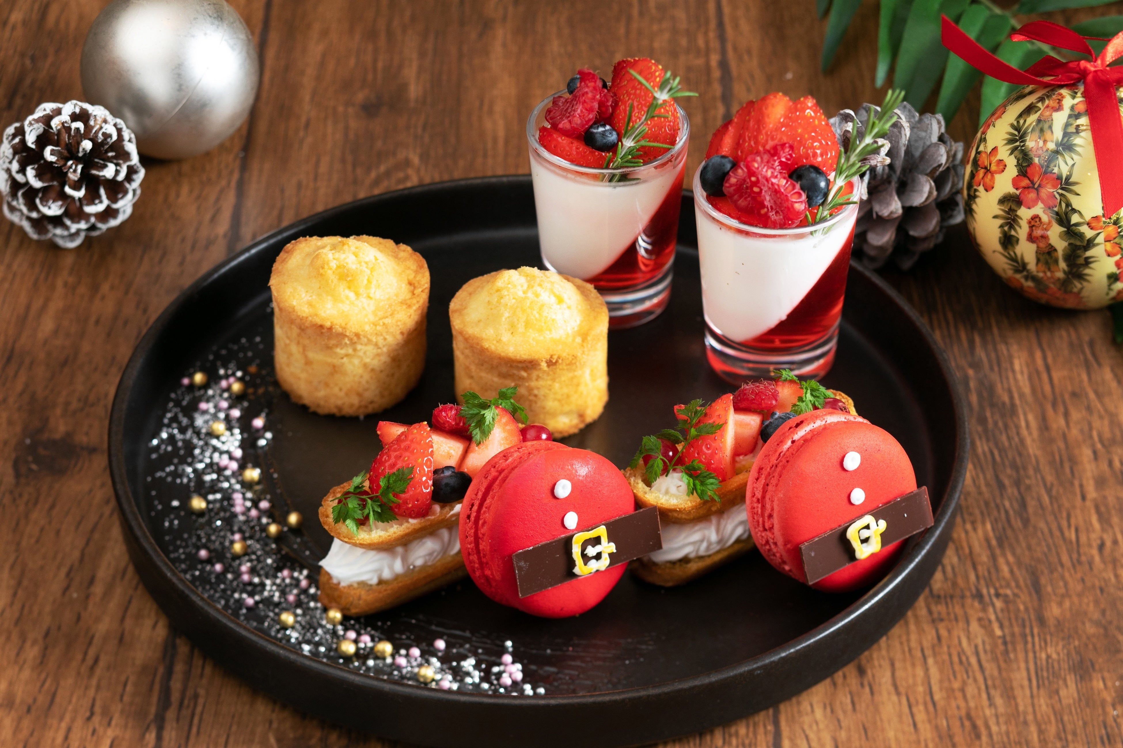 サンタクロース マカロンやサーフベリーエクレアなど