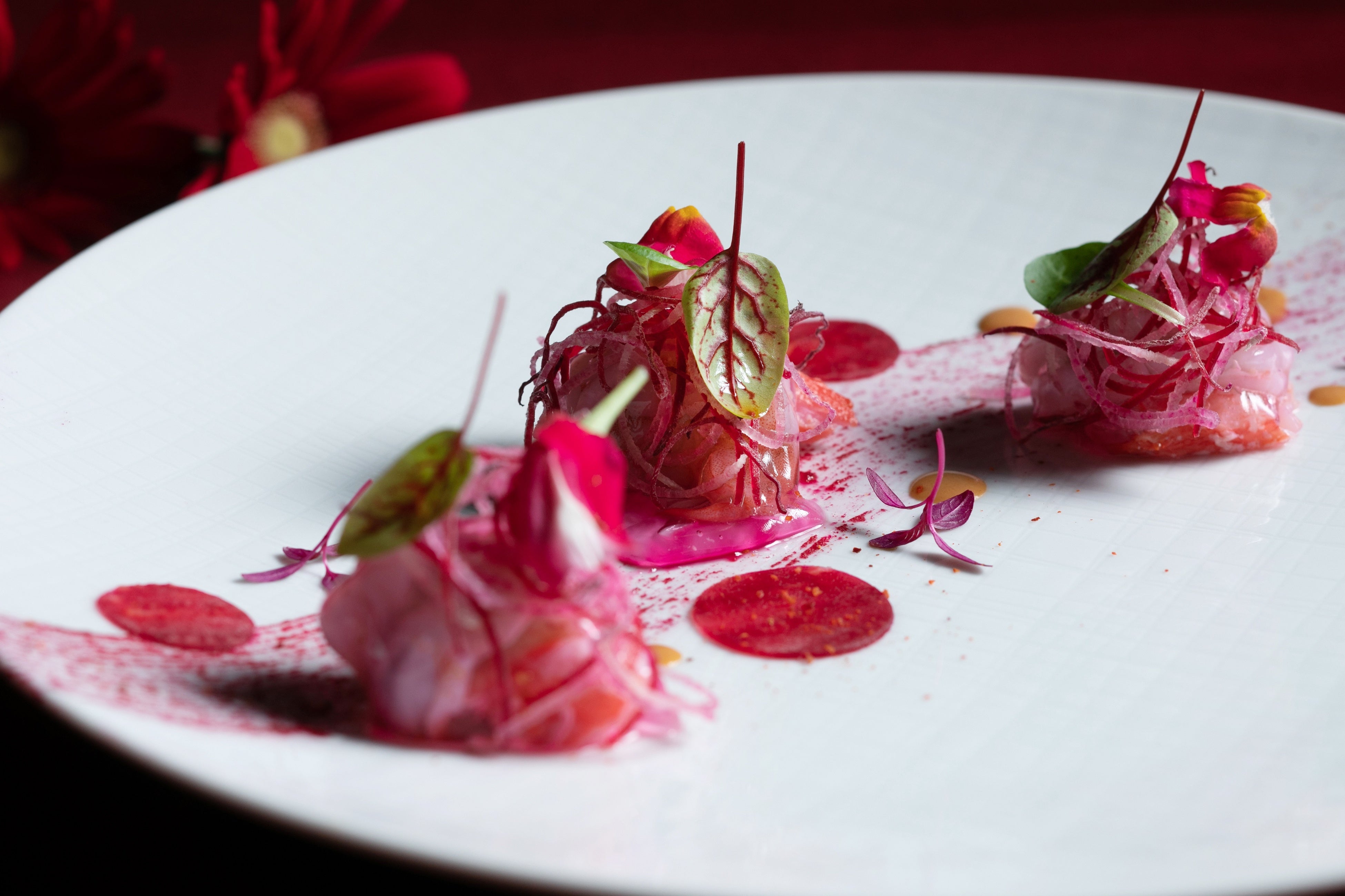 オードブル「甲殻類のマリネとシャンパーニュのジュレ　レギュームルージュのマリアージュ」