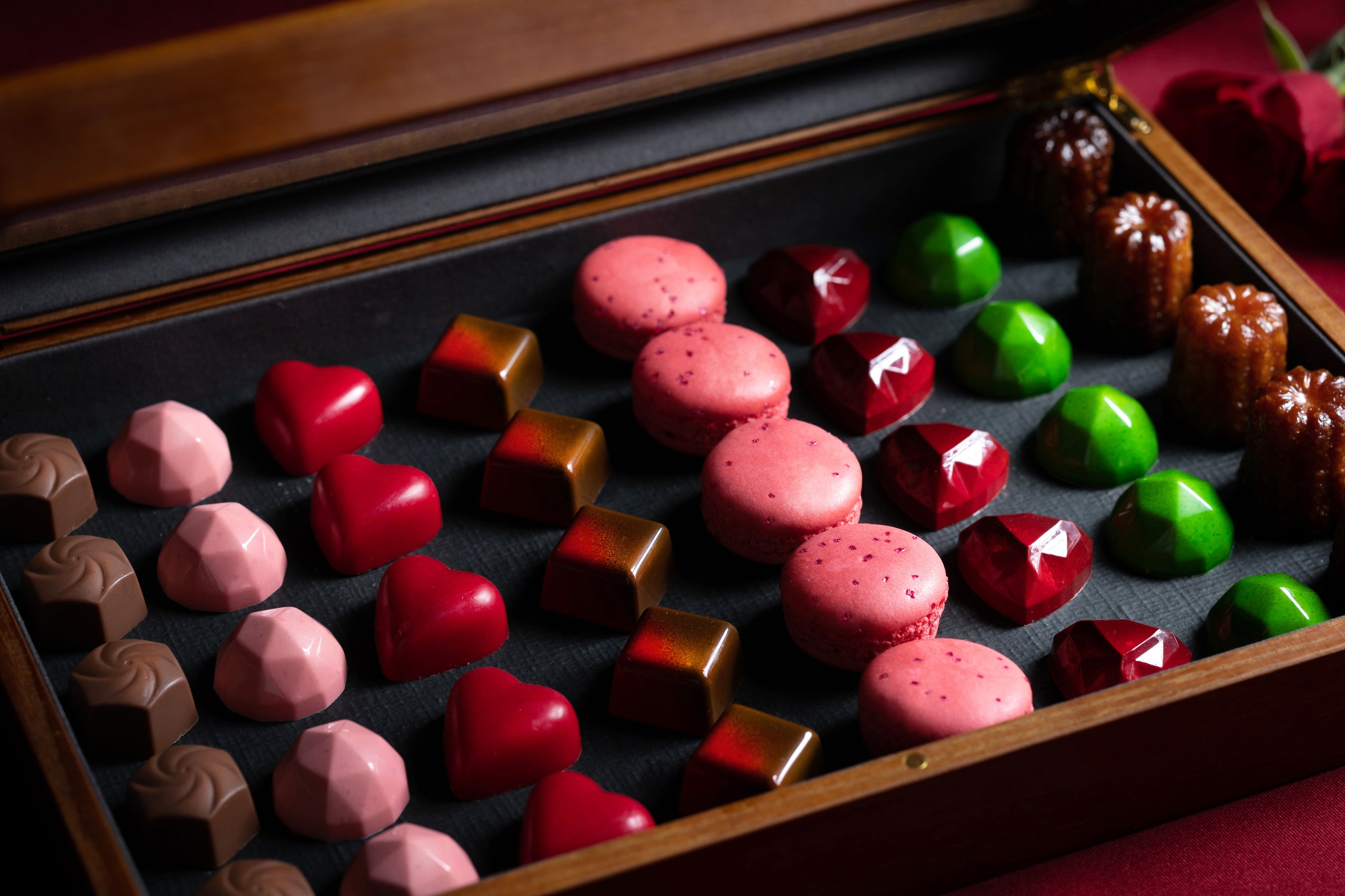 当日おすすめの小菓子をジュエリーボックスからセレクト