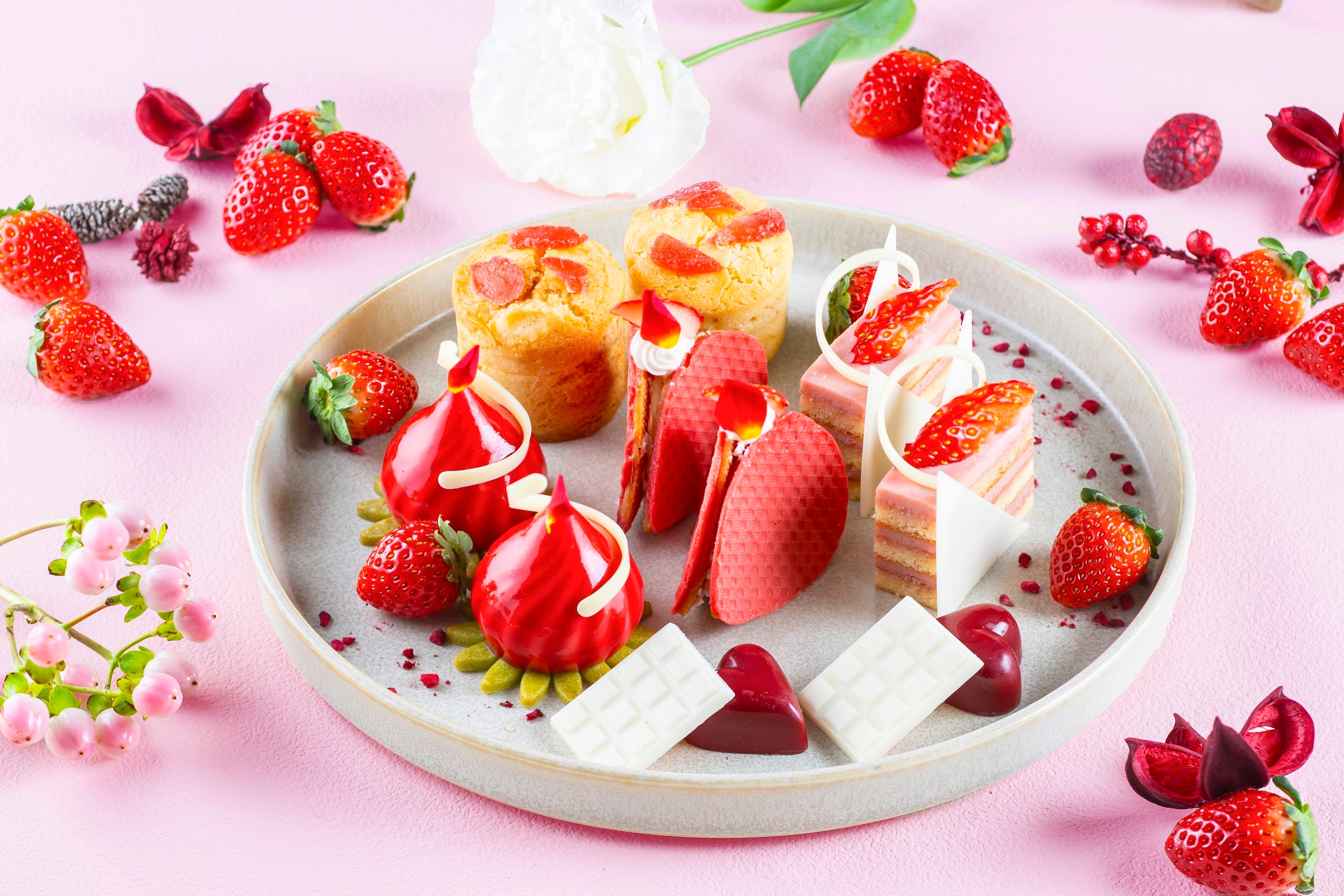 いちごをイメージしたあまおうムースやバッグに見立てたいちごのオペラ