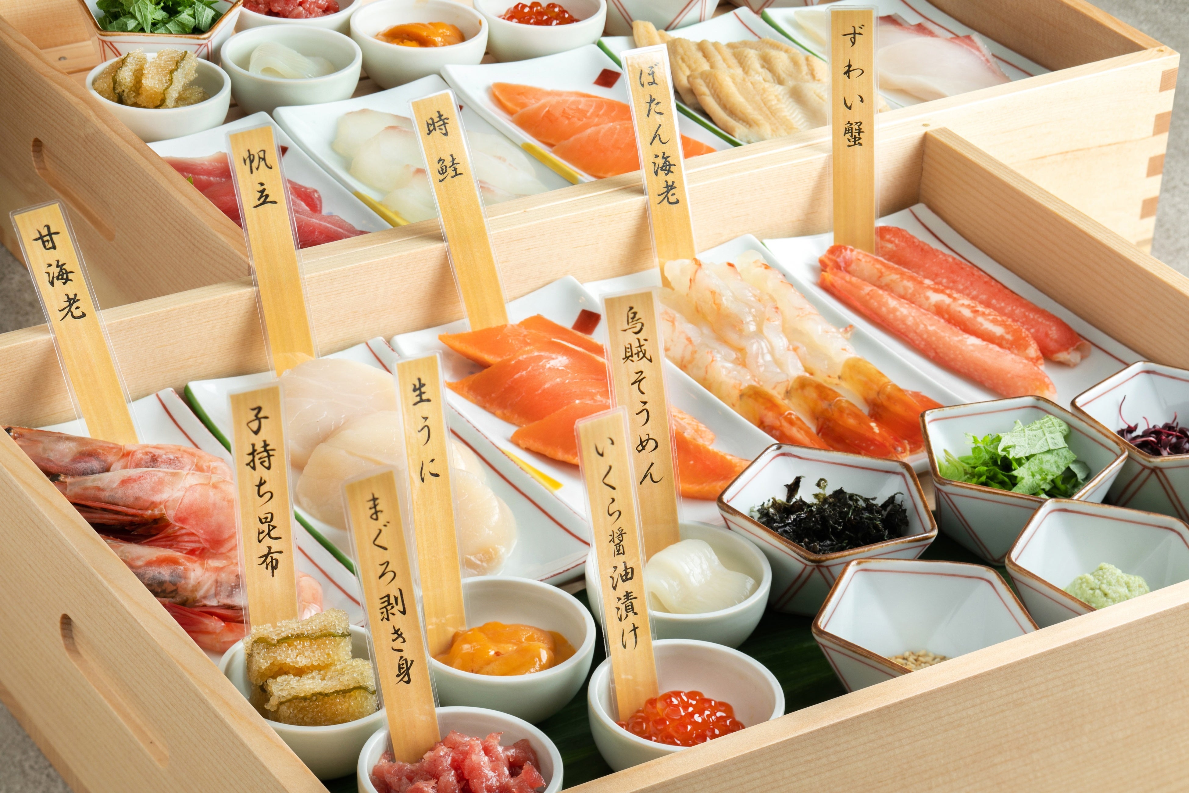 全15種類の魚介類から7種類選べるホテルオリジナルの勝手丼