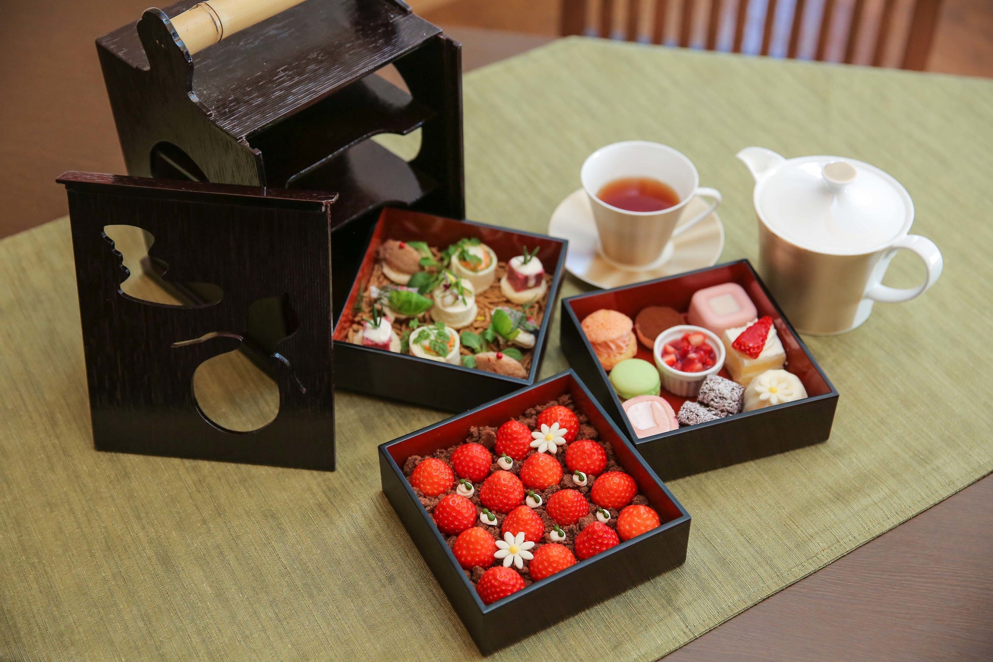野点箱入りストロベリーアフタヌーンティーセット「三段重」