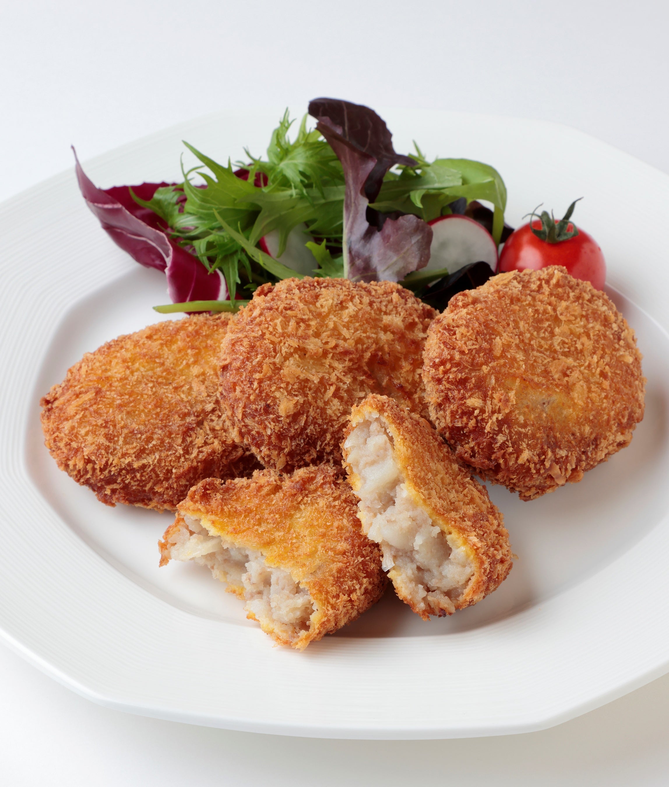 「和牛のじゃがいもコロッケ」イメージ ※付け合わせの野菜は商品には付いておりません。