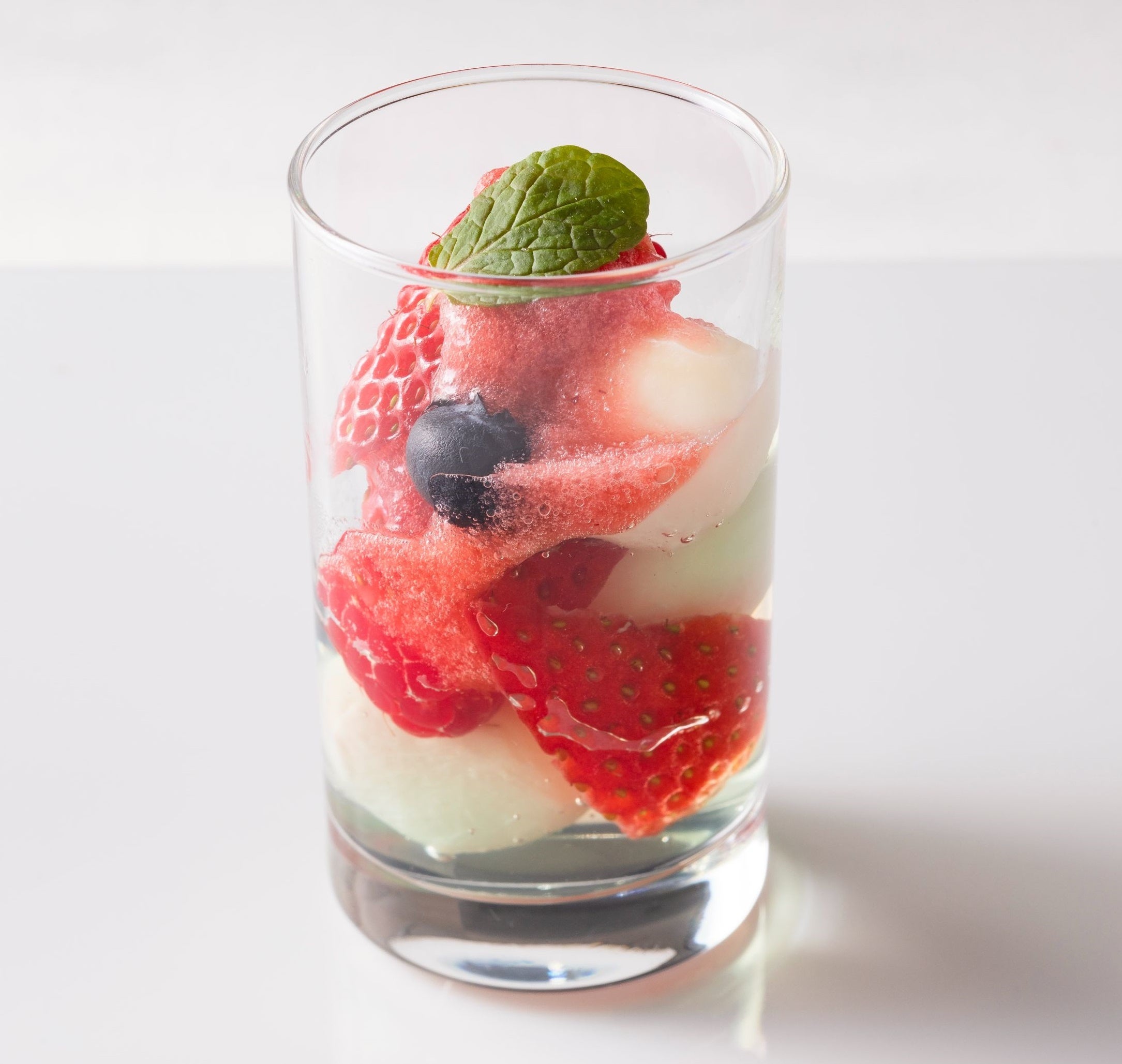 イチゴ・モッツァレラチーズ・ミントジュレのカクテル