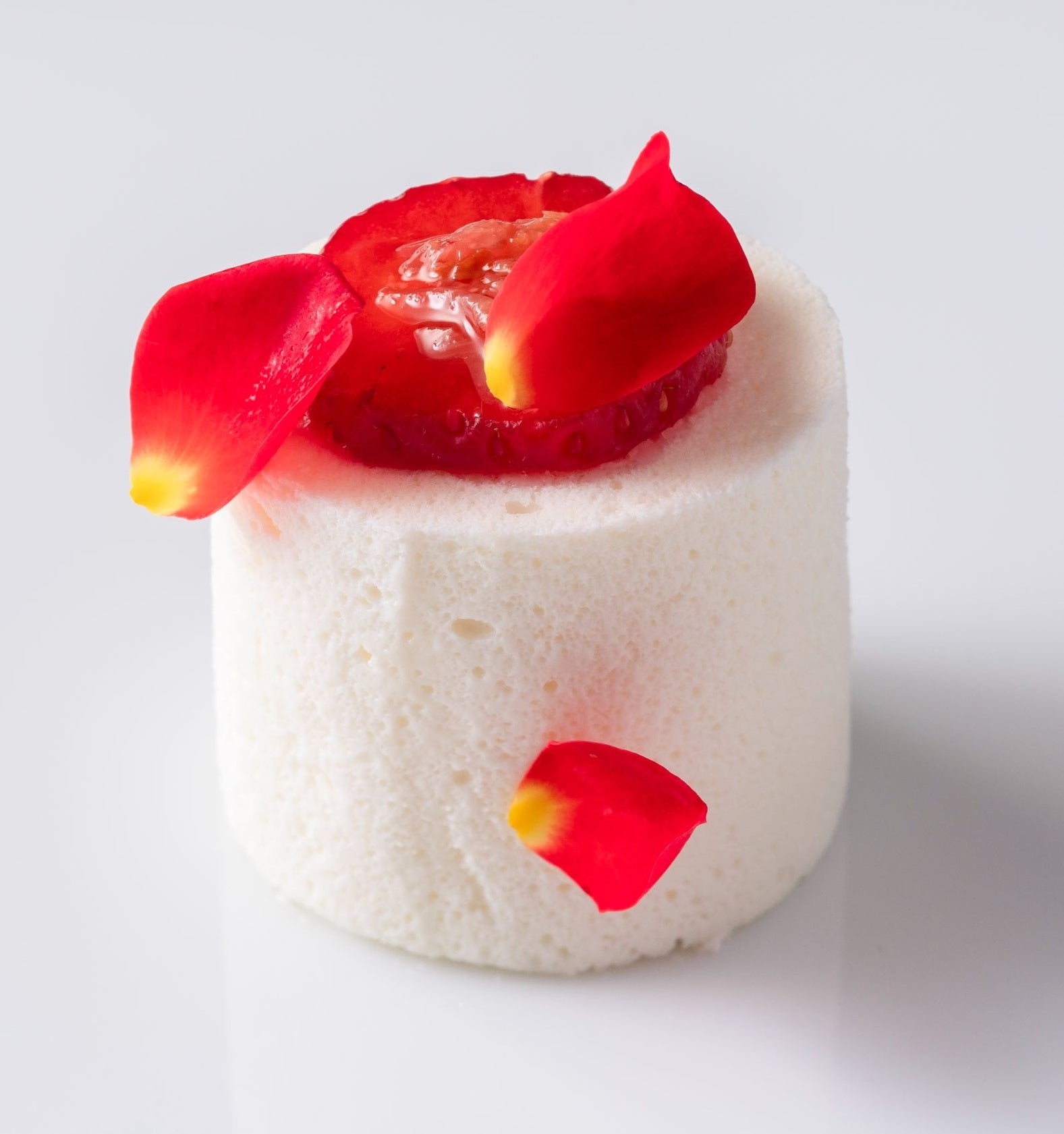 ホワイトチョコレートのムースと薔薇の花びらジャム