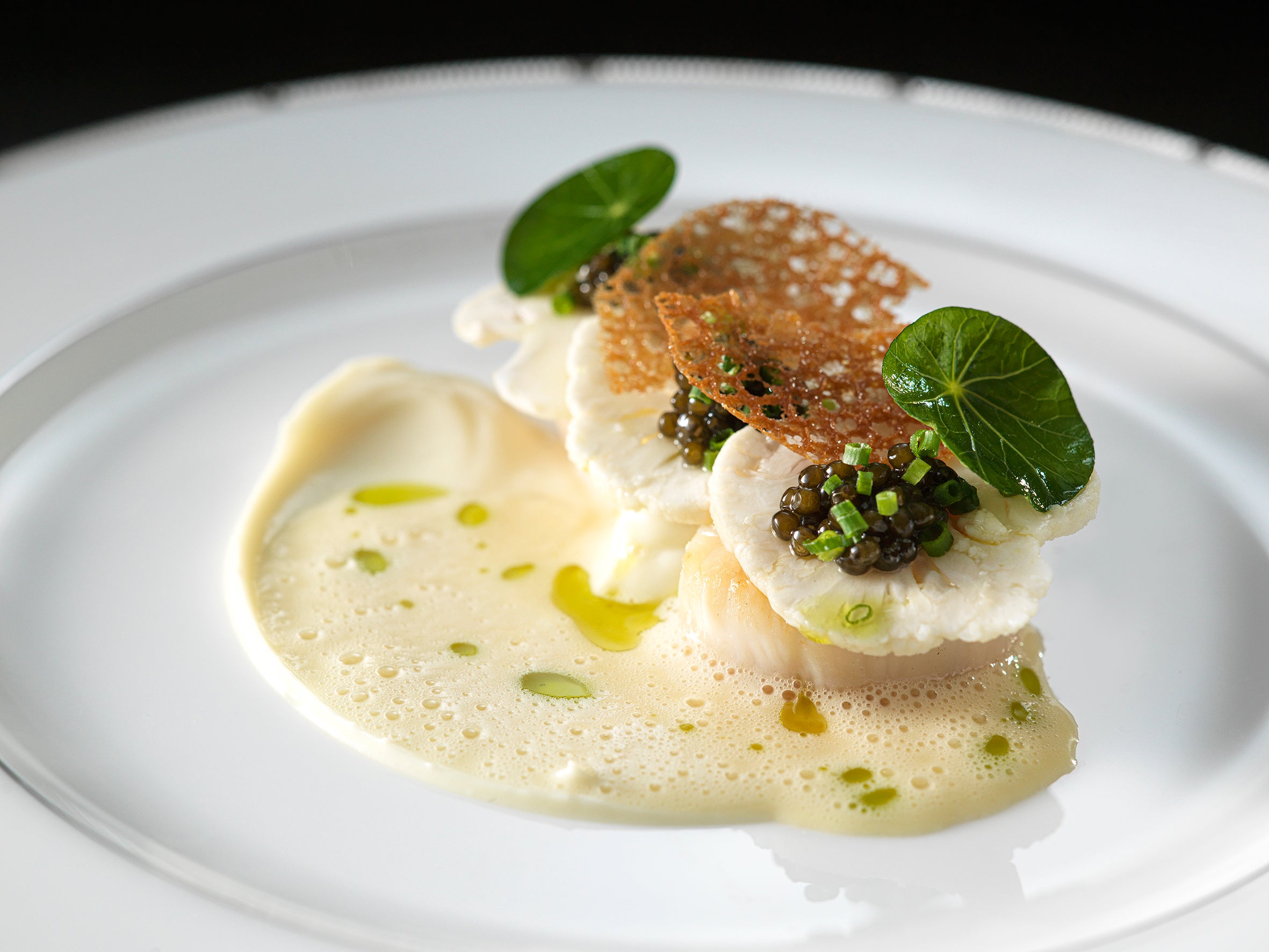 ホタテ貝とキャビア　ソース・ベルモット