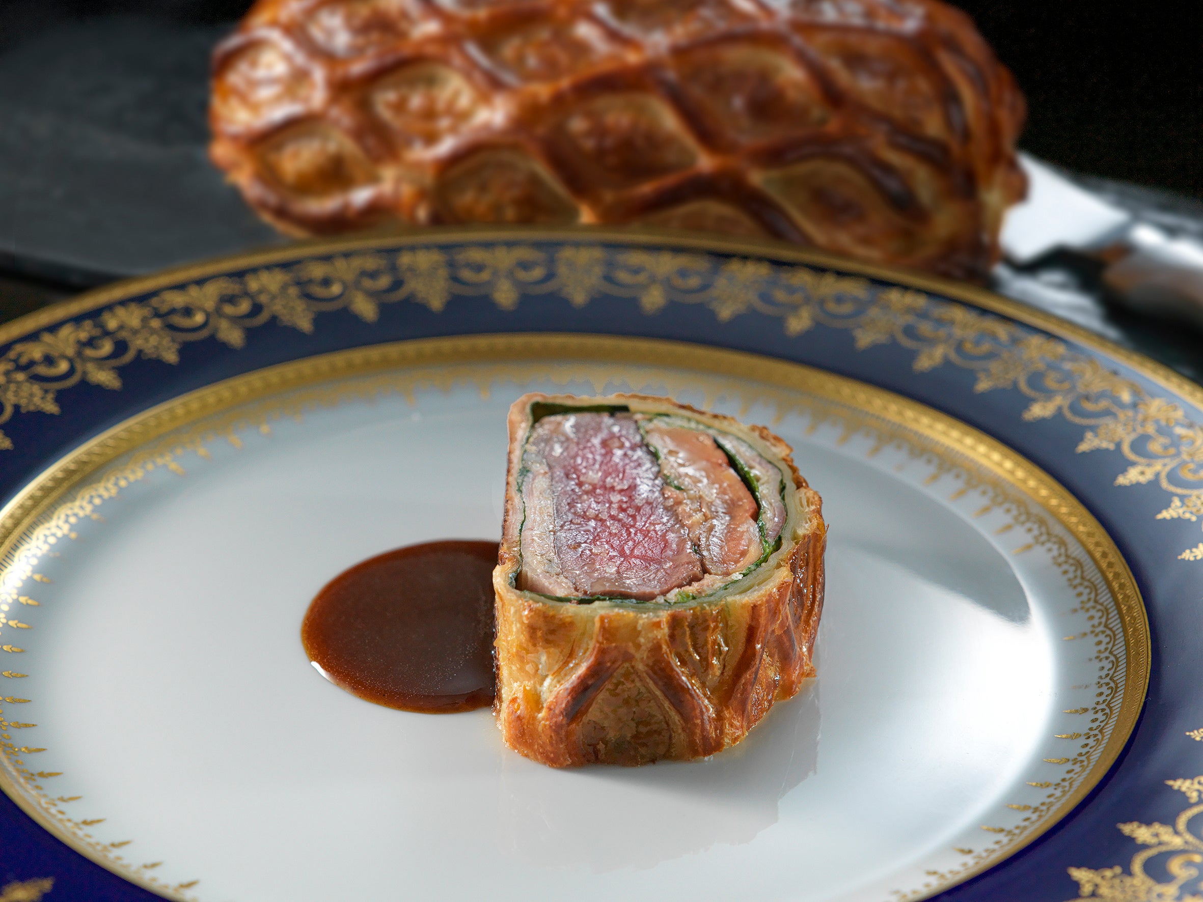 特上黒毛和牛とフォワグラのパイ包み　ソース・トリュフ