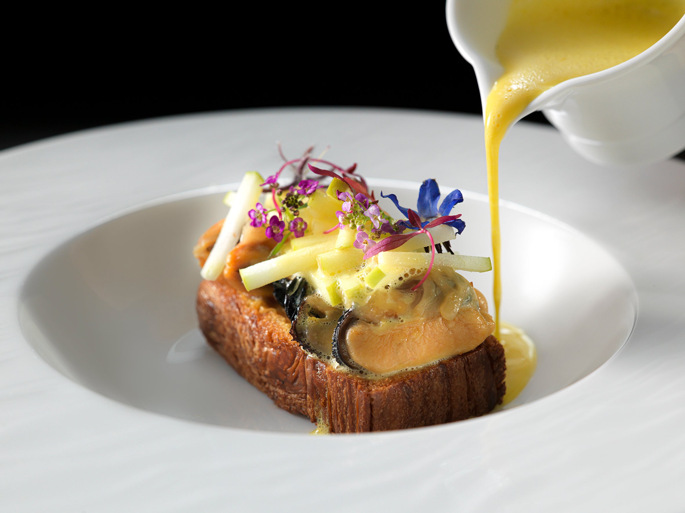 ムール貝と雲丹　ソース・サフラン