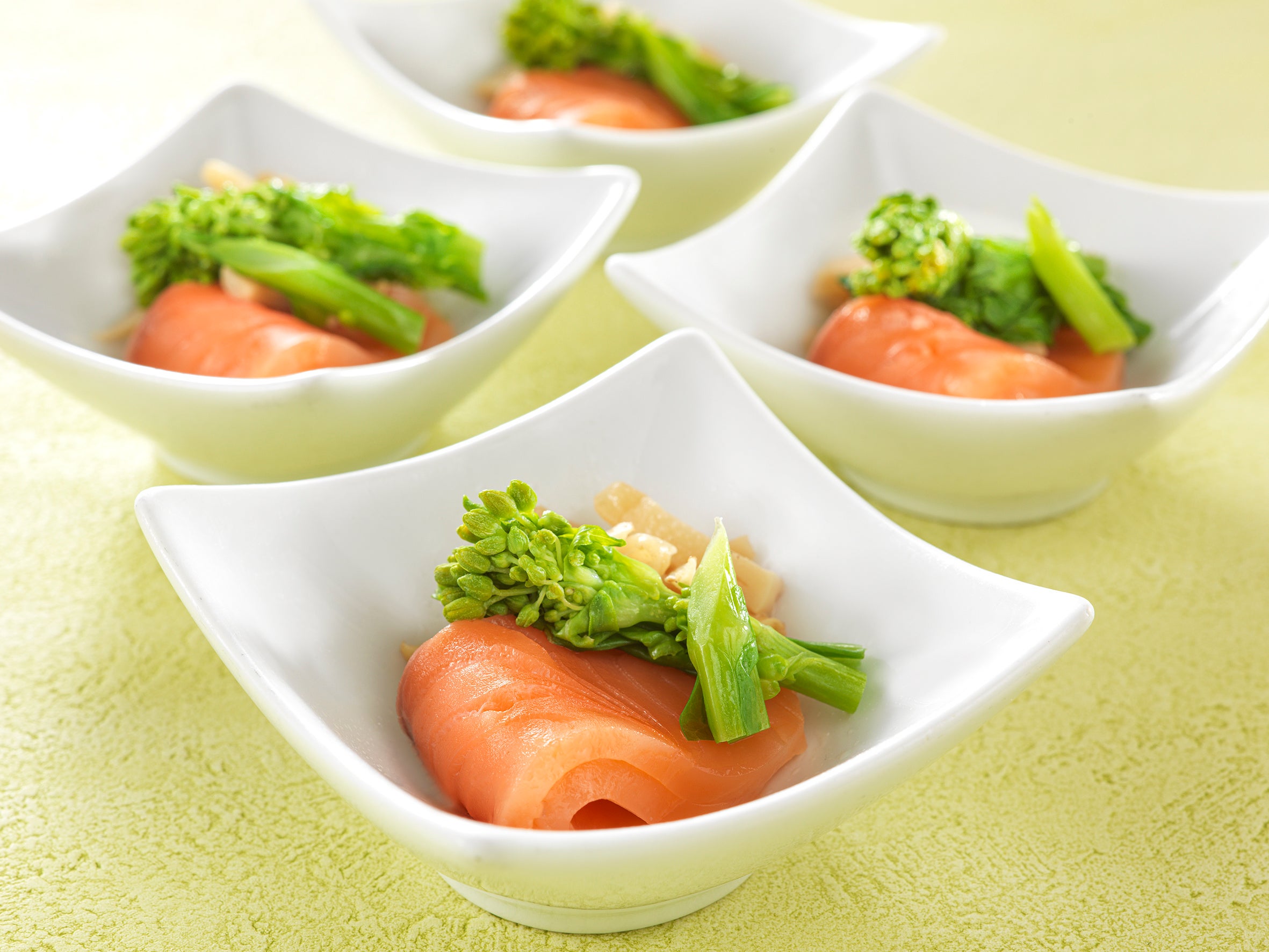 サーモンとタケノコのマリネ 菜の花を添えて