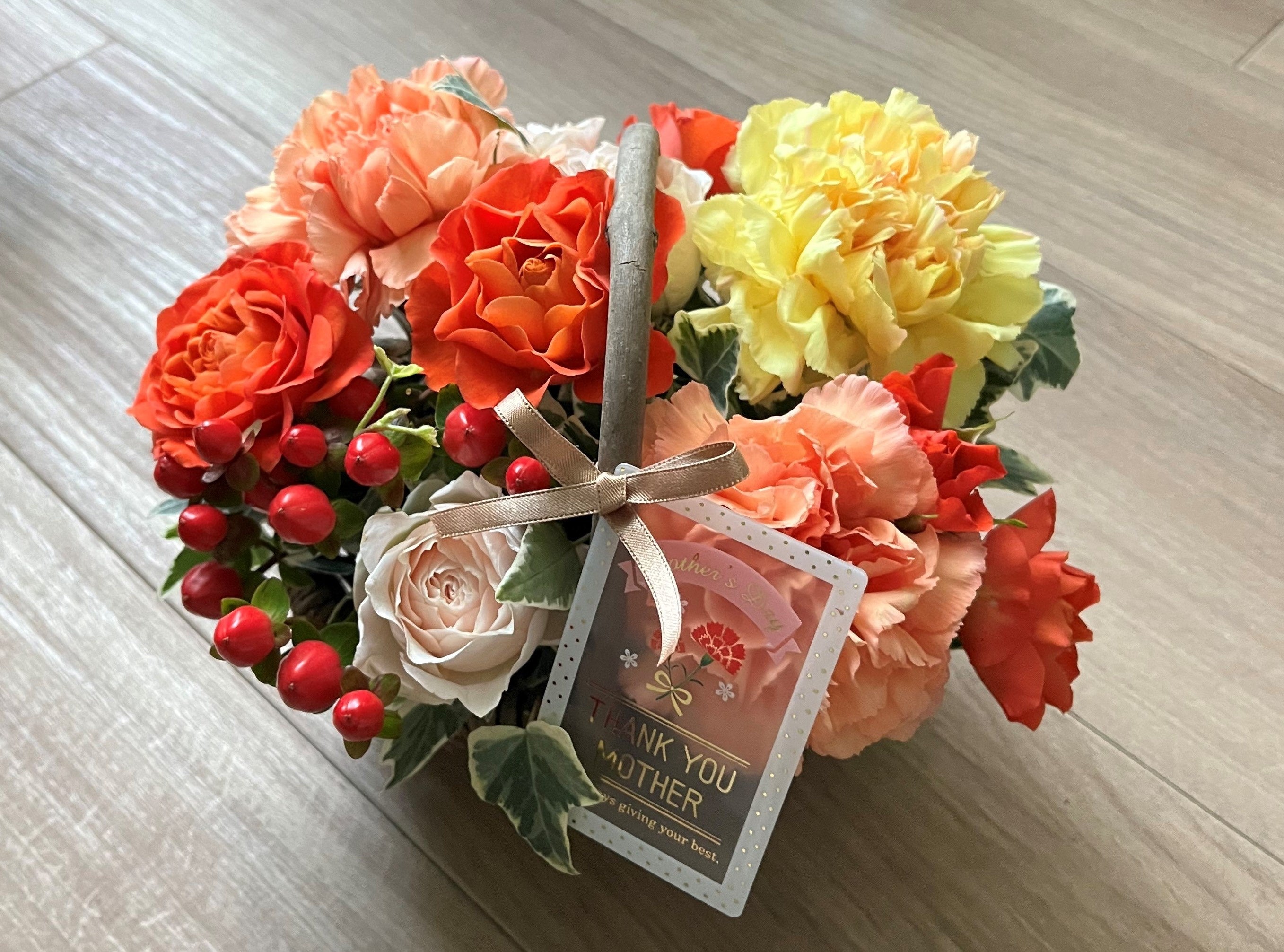 フラワーアレンジメントSサイズ　イメージ  サイズ　高さ 約20cm　幅 約22cm　奥行 約18cm