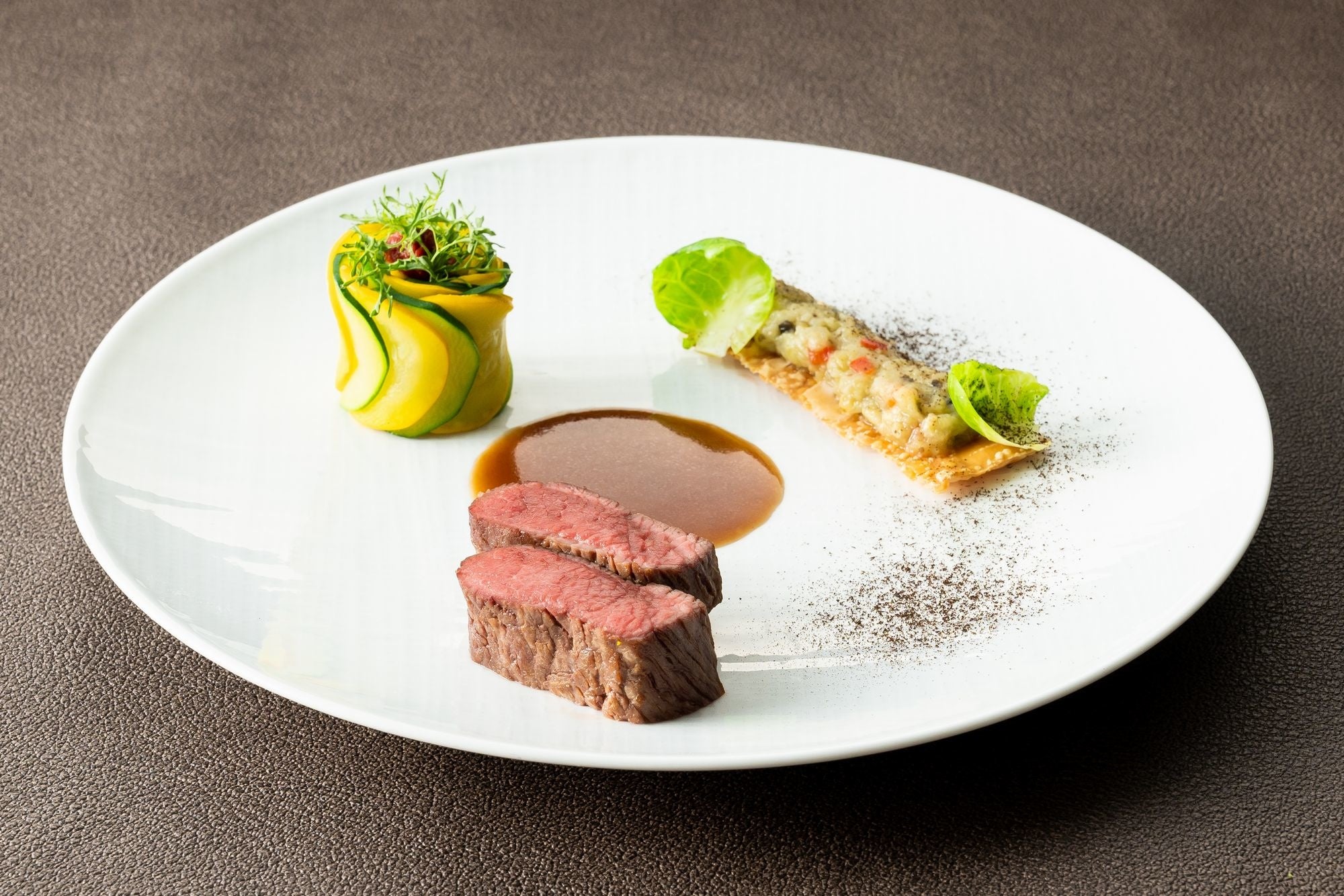 フランス産仔羊背肉のロティ カルダモンの香り 茄子とトマトのタルトフィーヌ添え