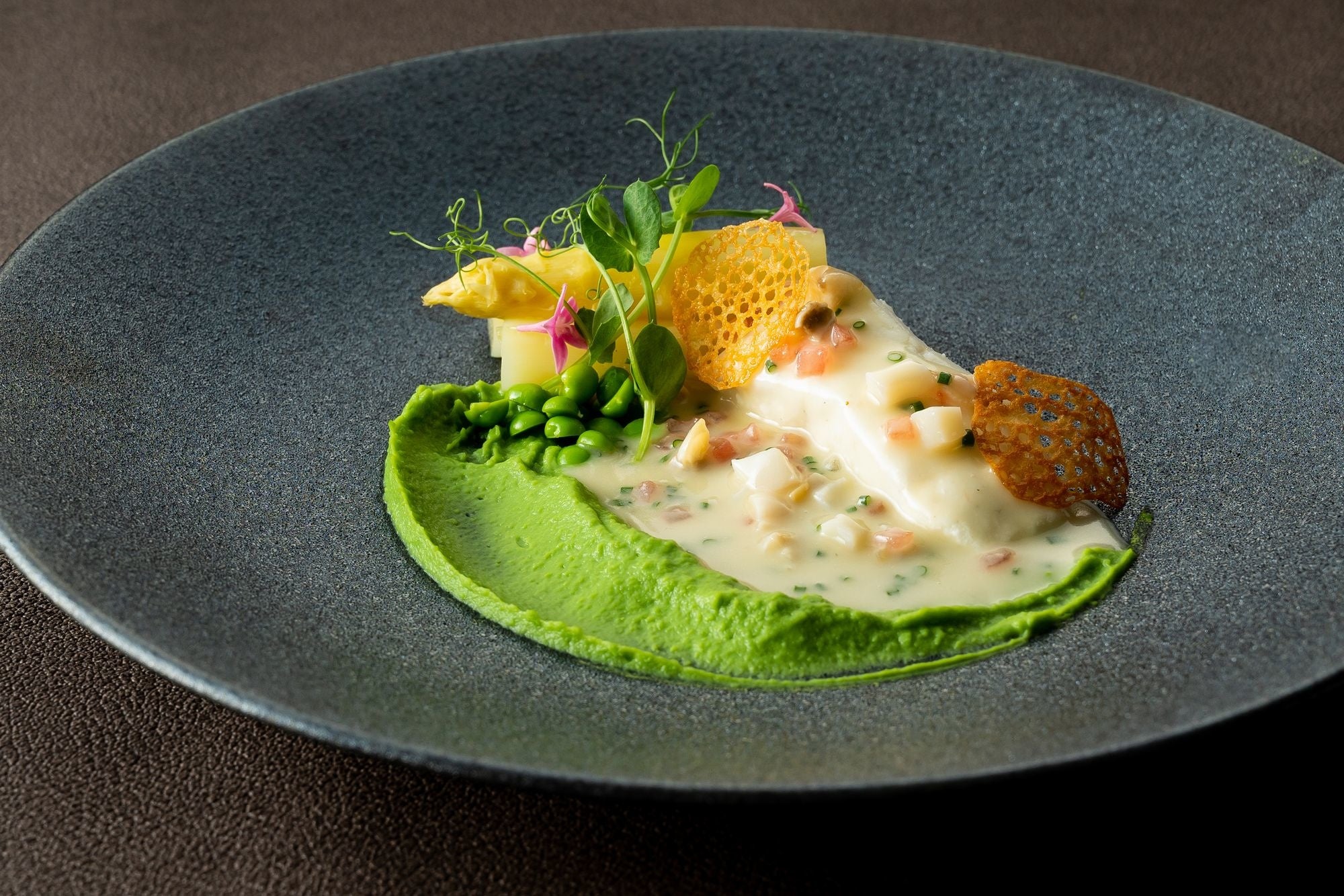 キジハタのバターポッシェとホワイトアスパラガスのエチュベ　貝類のマリニエール