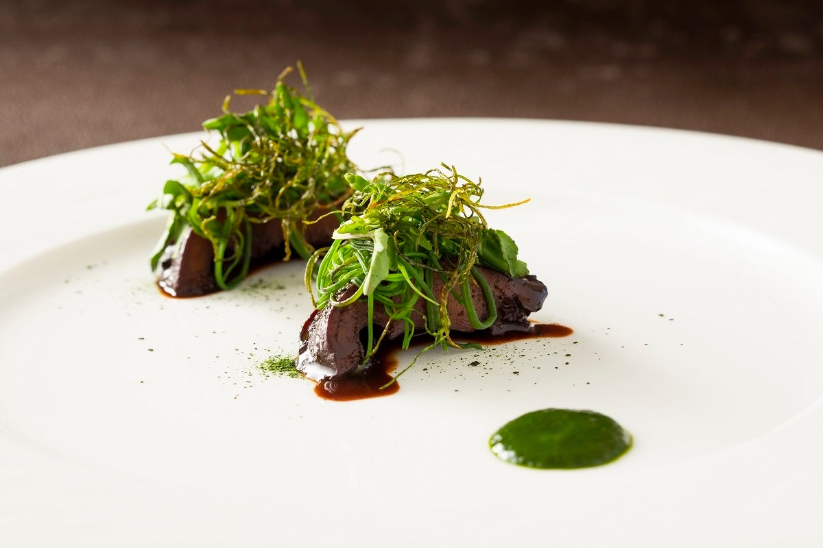 赤ワインで煮込んだ蝦夷鮑とクレソンのクーリ 海藻風味の祇園パセリを纏わせて