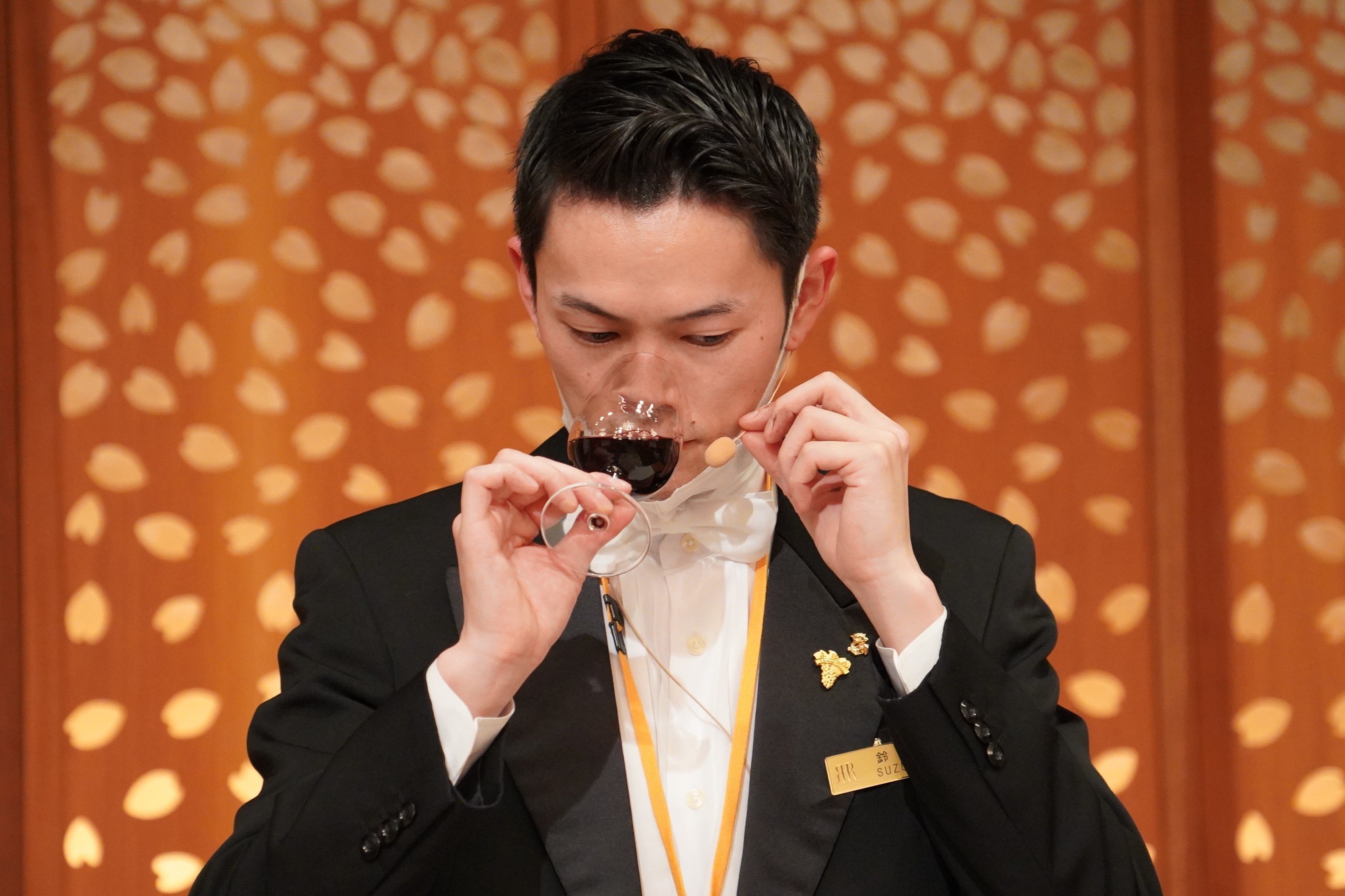 テイスティングをする鈴木大輝　画像提供：一般社団法人日本ソムリエ協会