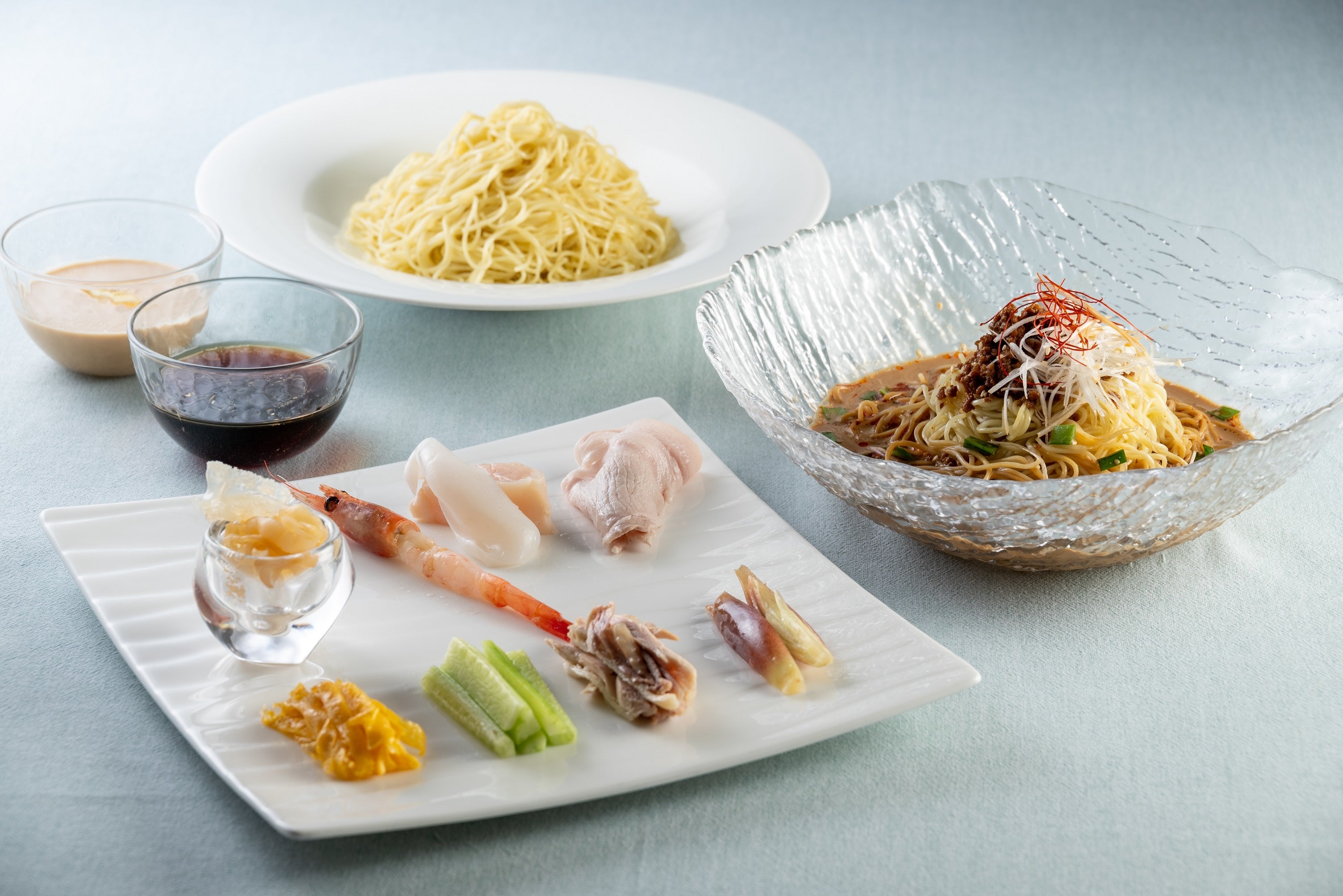 手前・奥：「海鮮五目涼麺」／右：「冷やし担々麺」