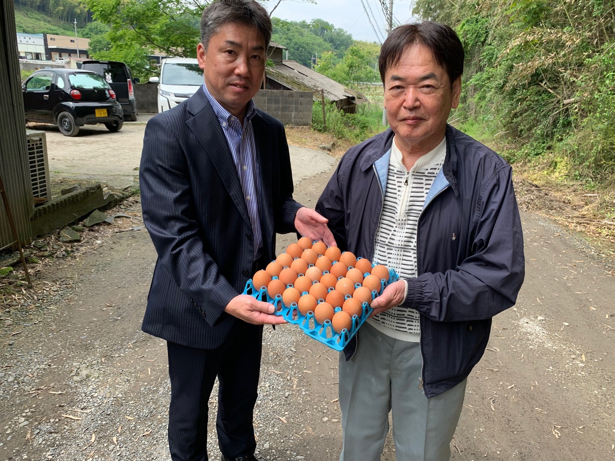 左：リーガロイヤルホテル　五嶋料理長  右：辰巳悦司養鶏場　辰巳悦司さん