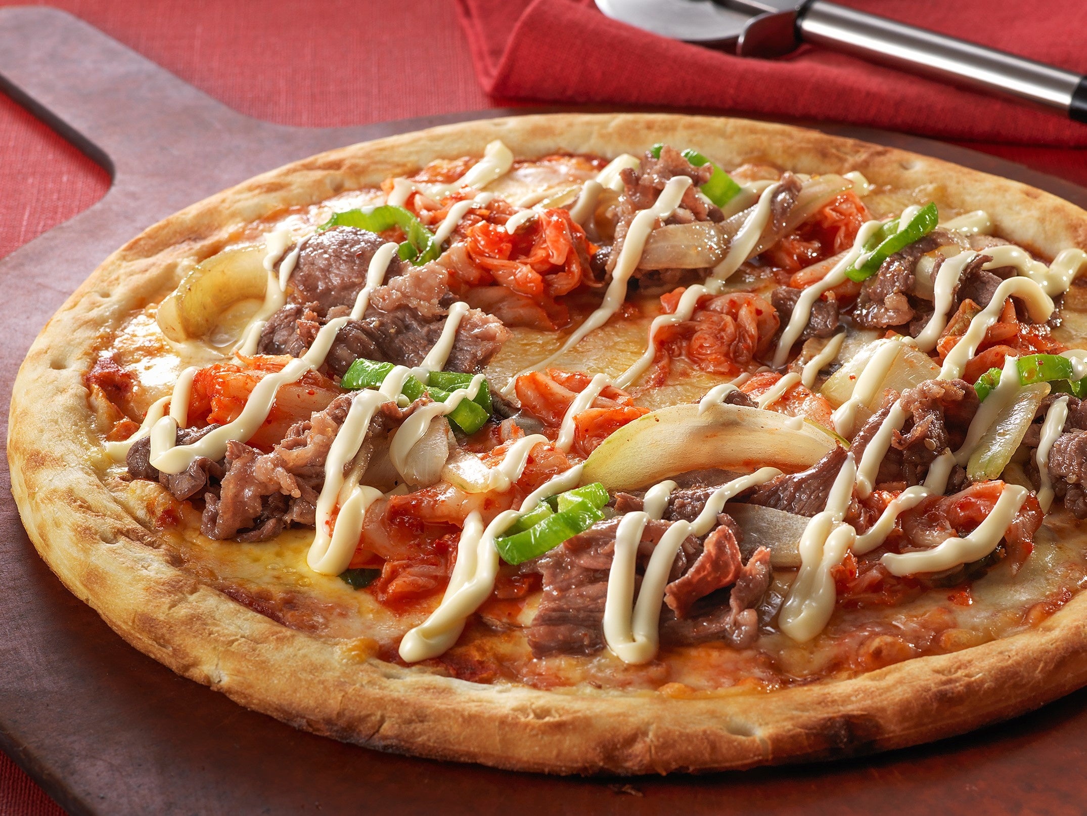 博多和牛薄切り肉とキムチのピリ辛ピザ