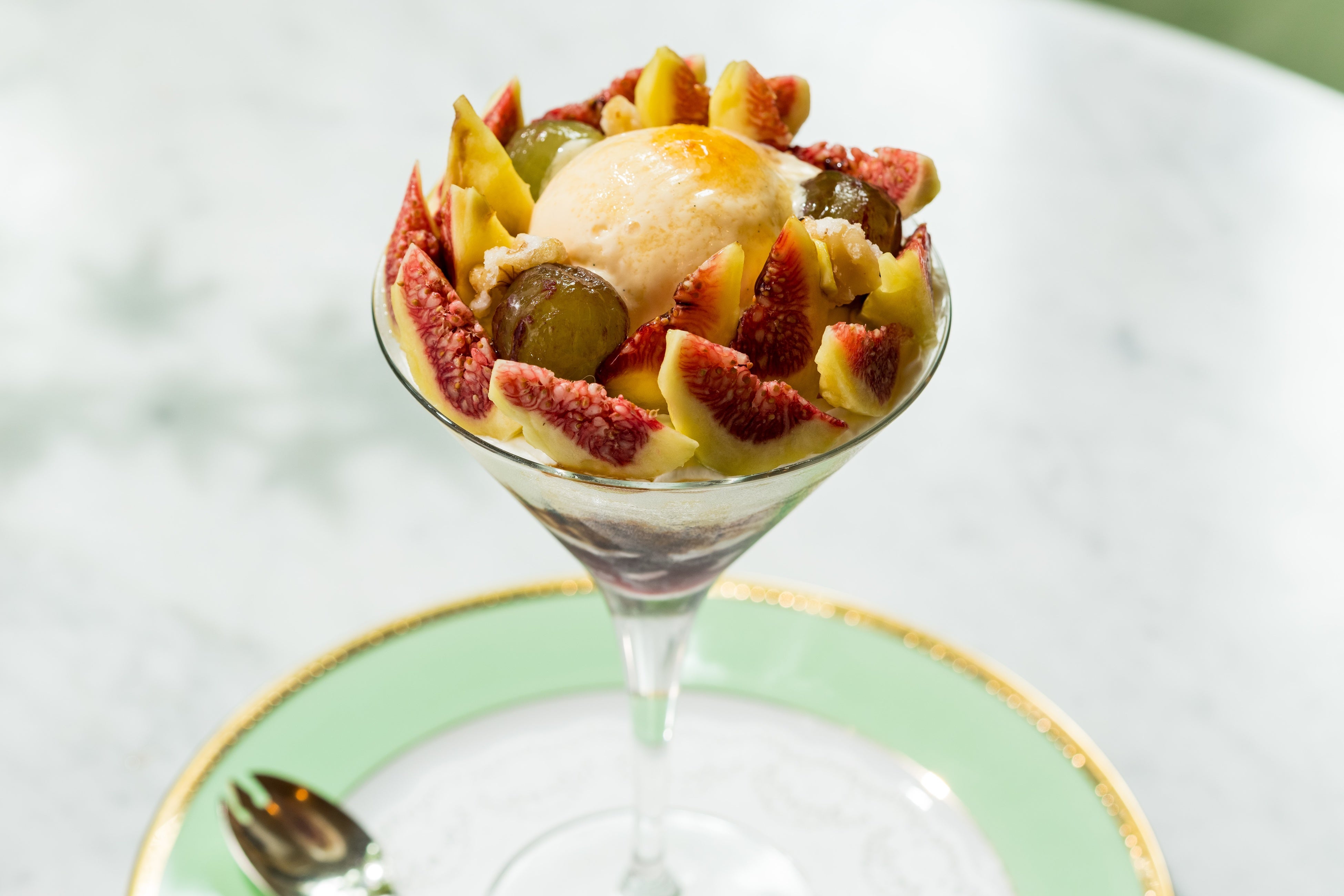 とよみつひめと博多ピオーネの たっぷりクリームパフェ