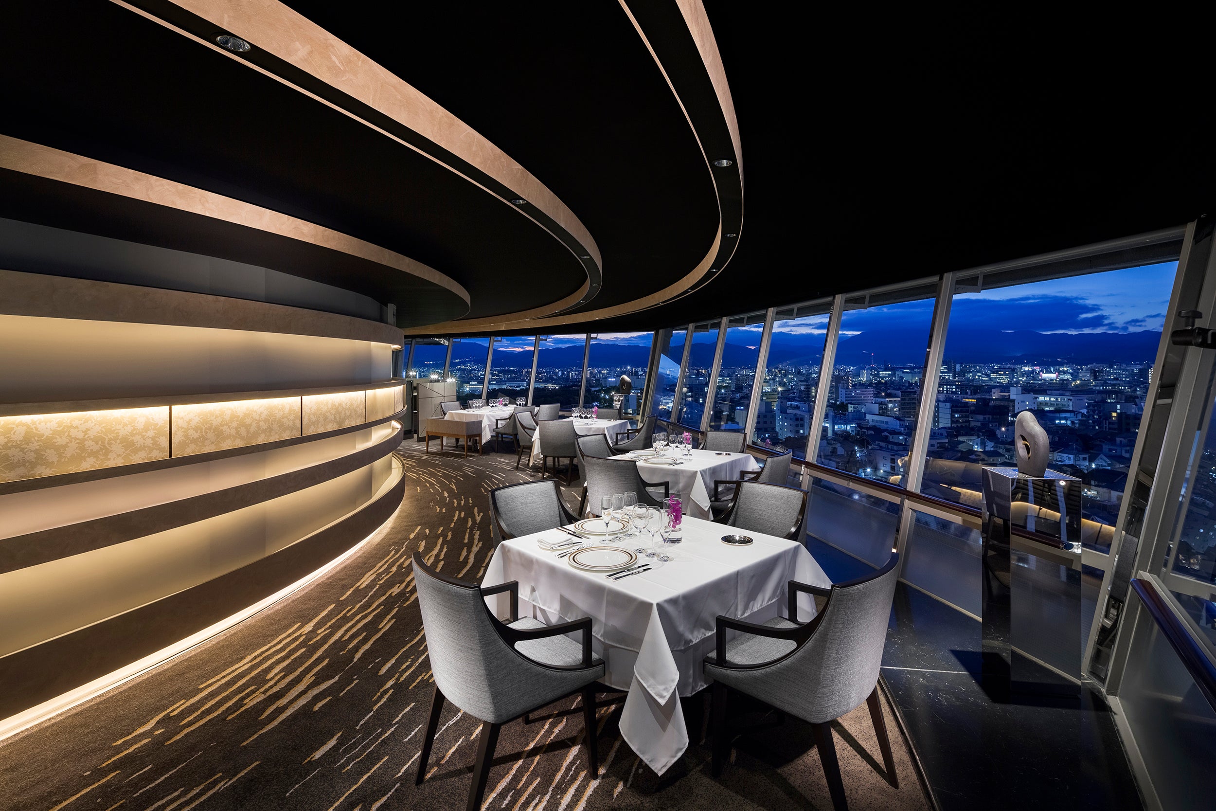 リーガロイヤルホテル京都「フレンチダイニング トップ オブ キョウト」（14階）