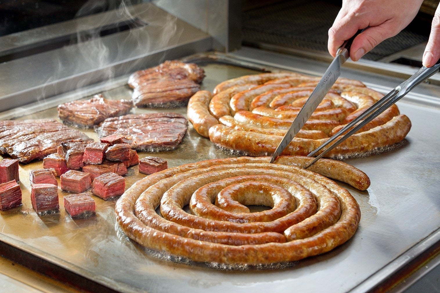 牛肉の鉄板焼きとトルネードソーセージ