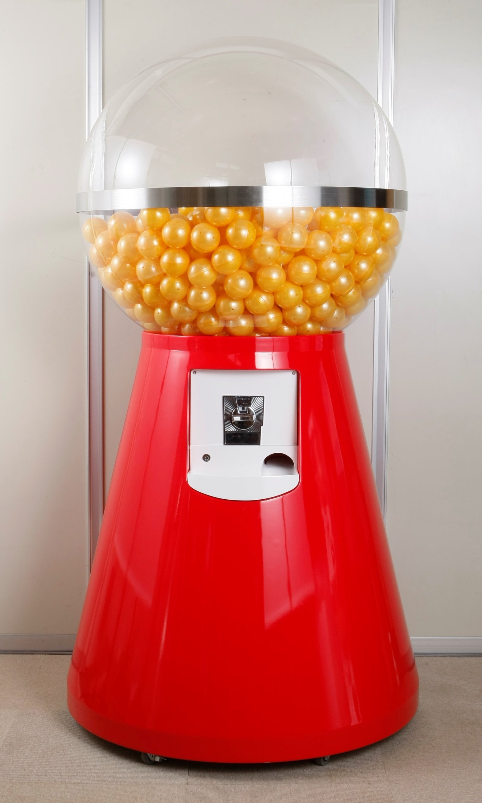 「巨大ガチャ」イメージ 高さ：約190㎝