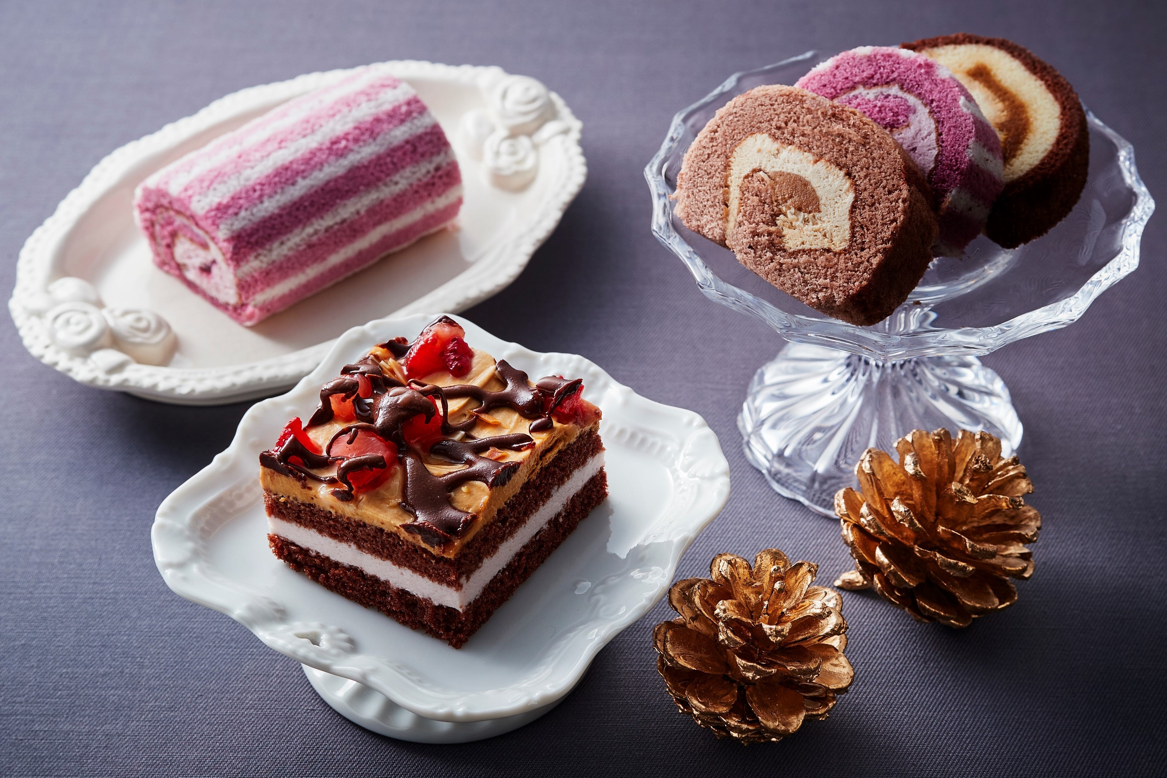 右上）栗風味のロールケーキ 左上）巨峰のロールケーキ 左下）キャラメルカスタード